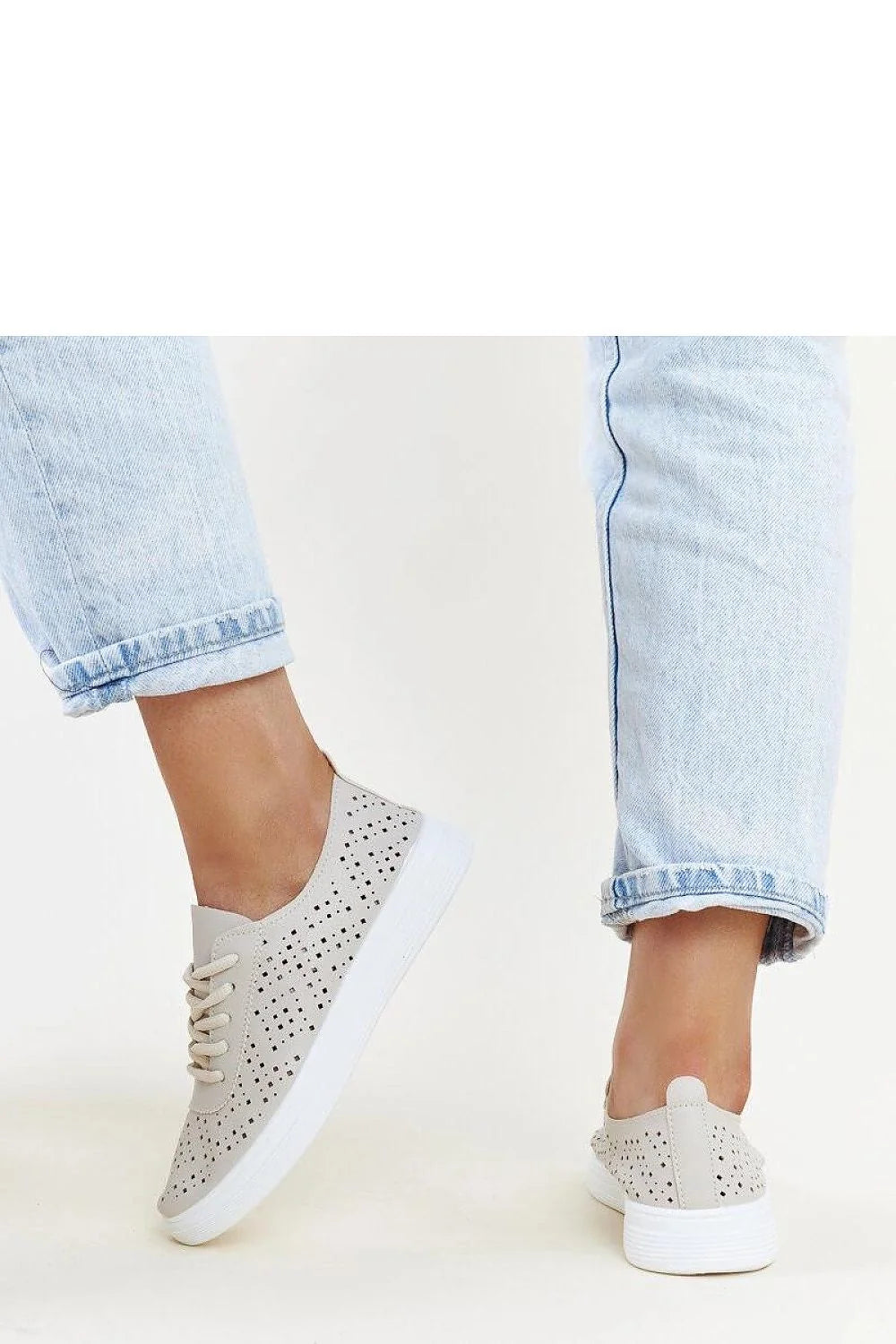 Sneakers femmes baskets perforées beige minimaliste cuir écolo confortable style casual tenue décontractée mode jeune génération