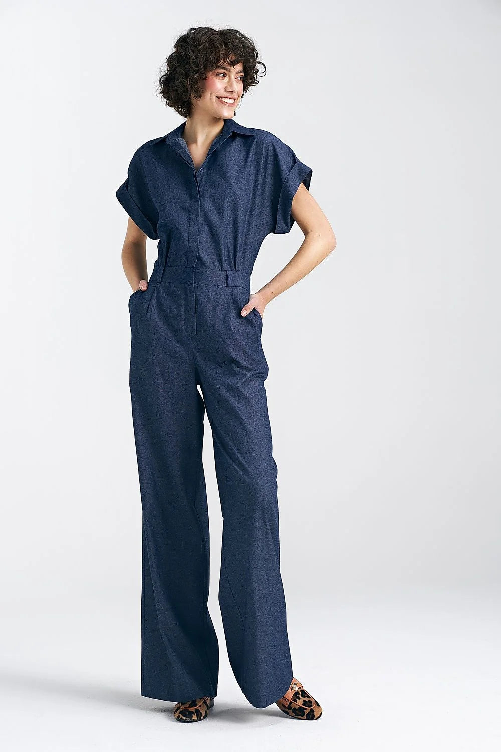 Combinaison Nife en denim fin 100% coton bleu indigo design moderne coupe ample manches courtes col classique poches latérales fonctionnalité élégance