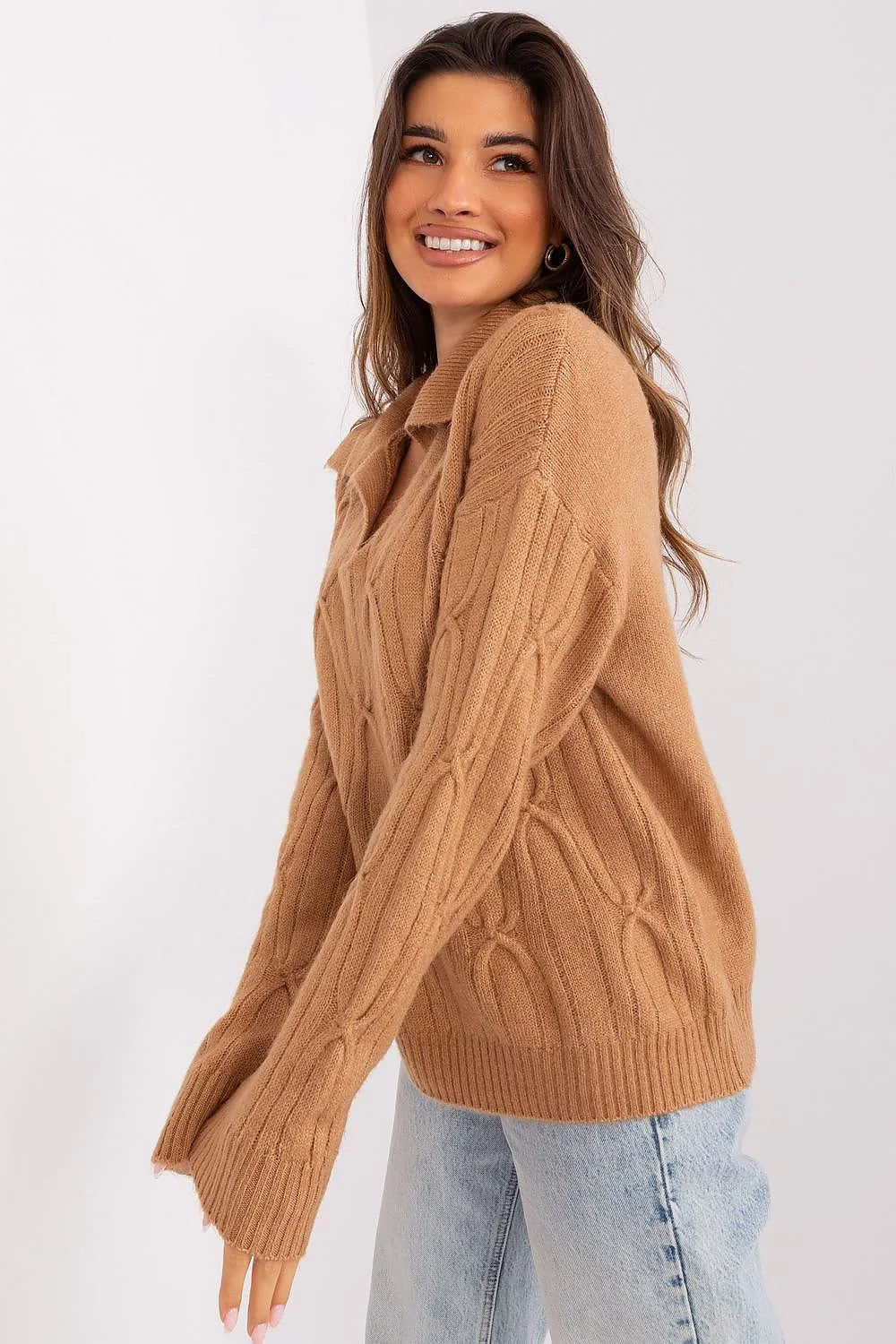 Chandail femme col replié motif torsadé manches longues coupe ample coloris camel matière douce