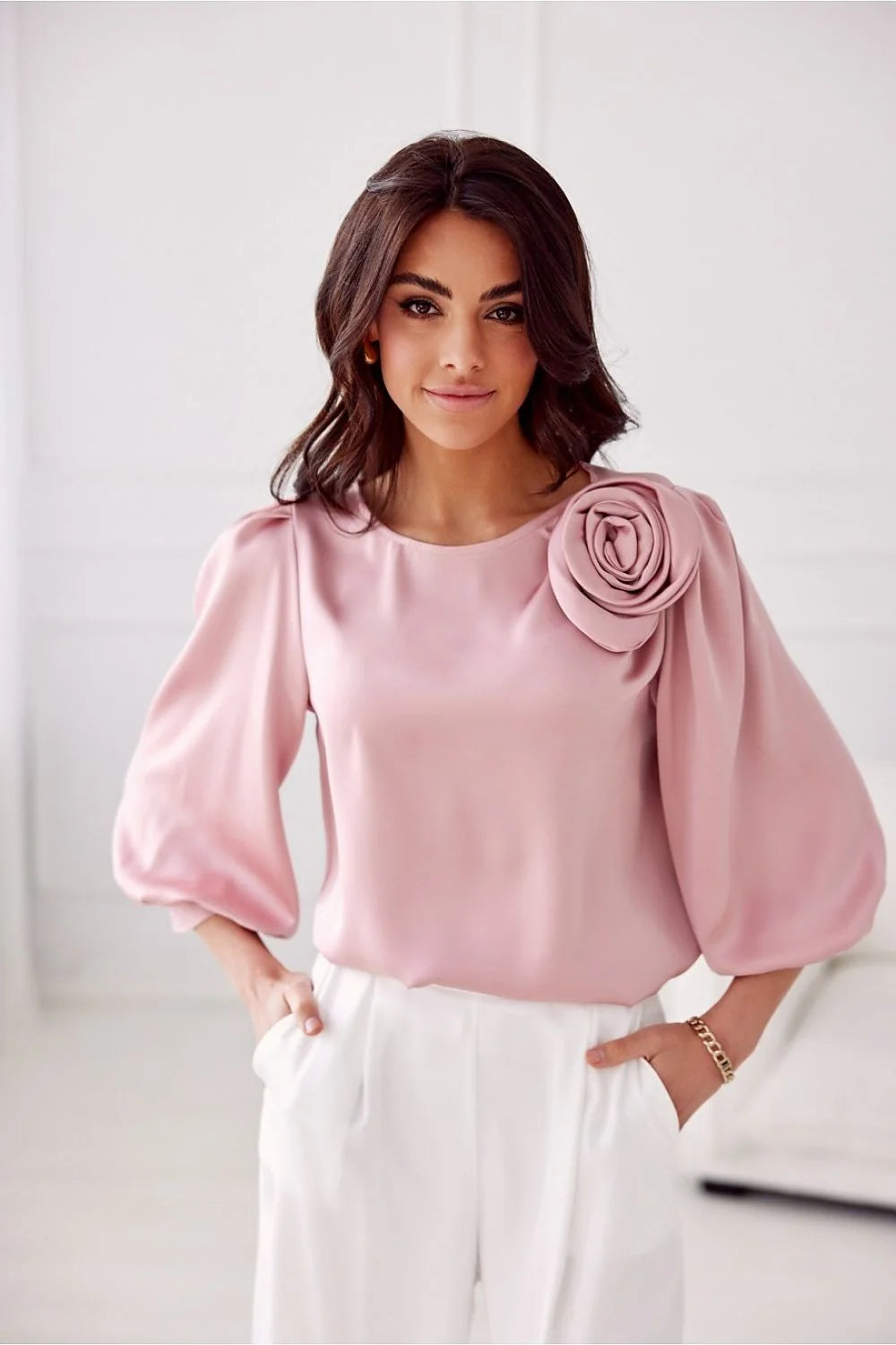Chemisier élégant pour femme en satin rose pastel avec fleur en tissu manches longues coupe ample