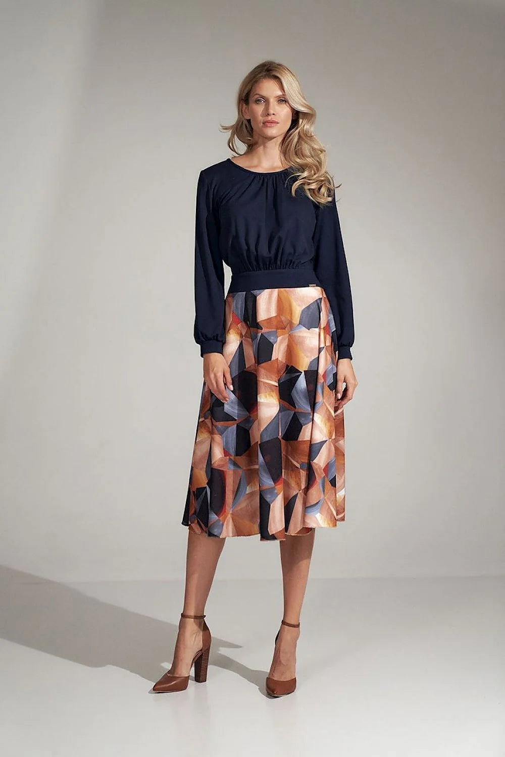 Tenue élégante en tissu léger haut bleu marine manches longues jupe motifs géométriques classiques