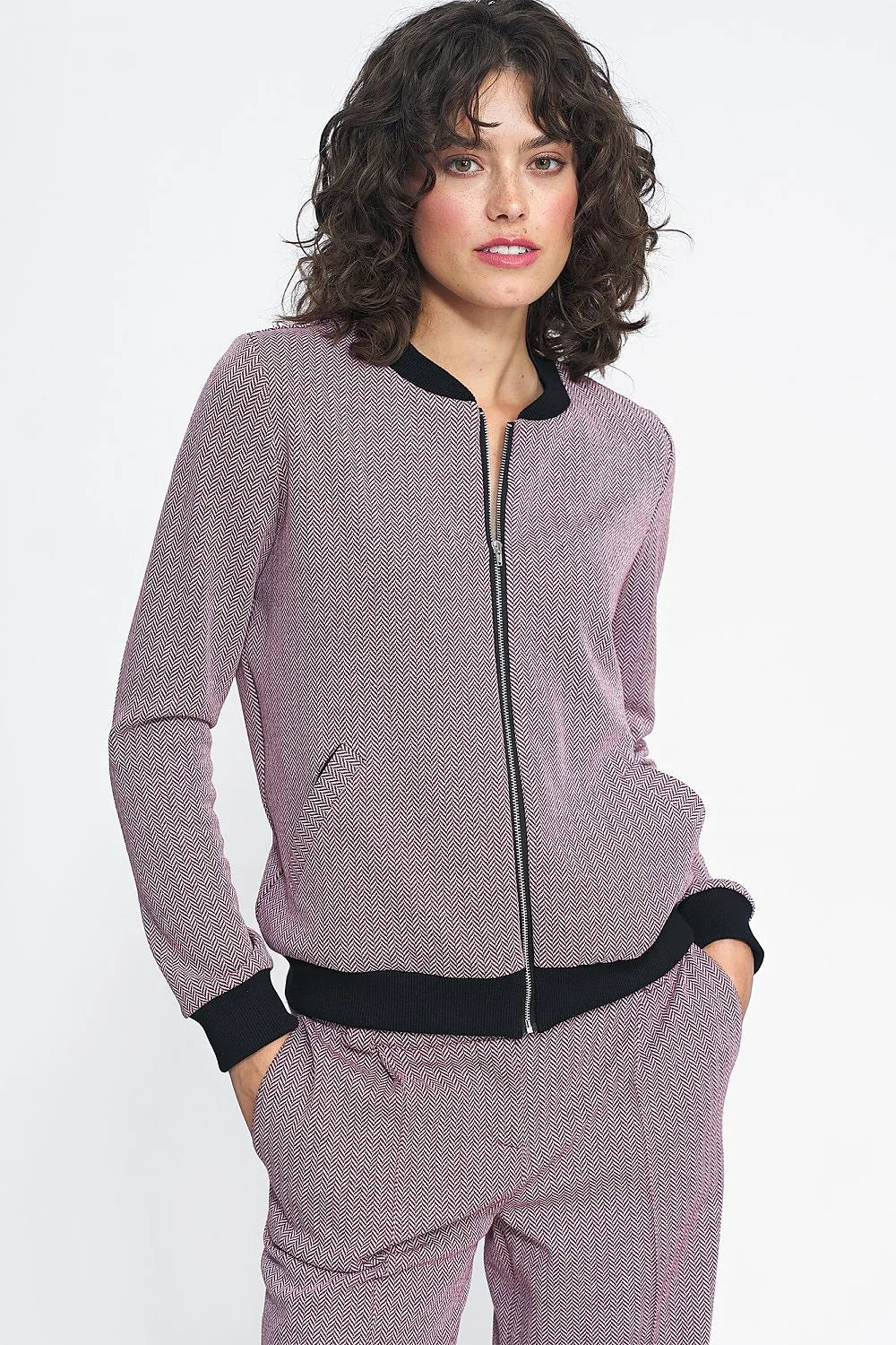 Veste bomber moderne pour femme, style décontracté, couleur rose, tissu doux, coupe ajustée, fermeture éclair métallique, manches longues élastiques, poches latérales inclinées, polyester, polyuréthane, viscose