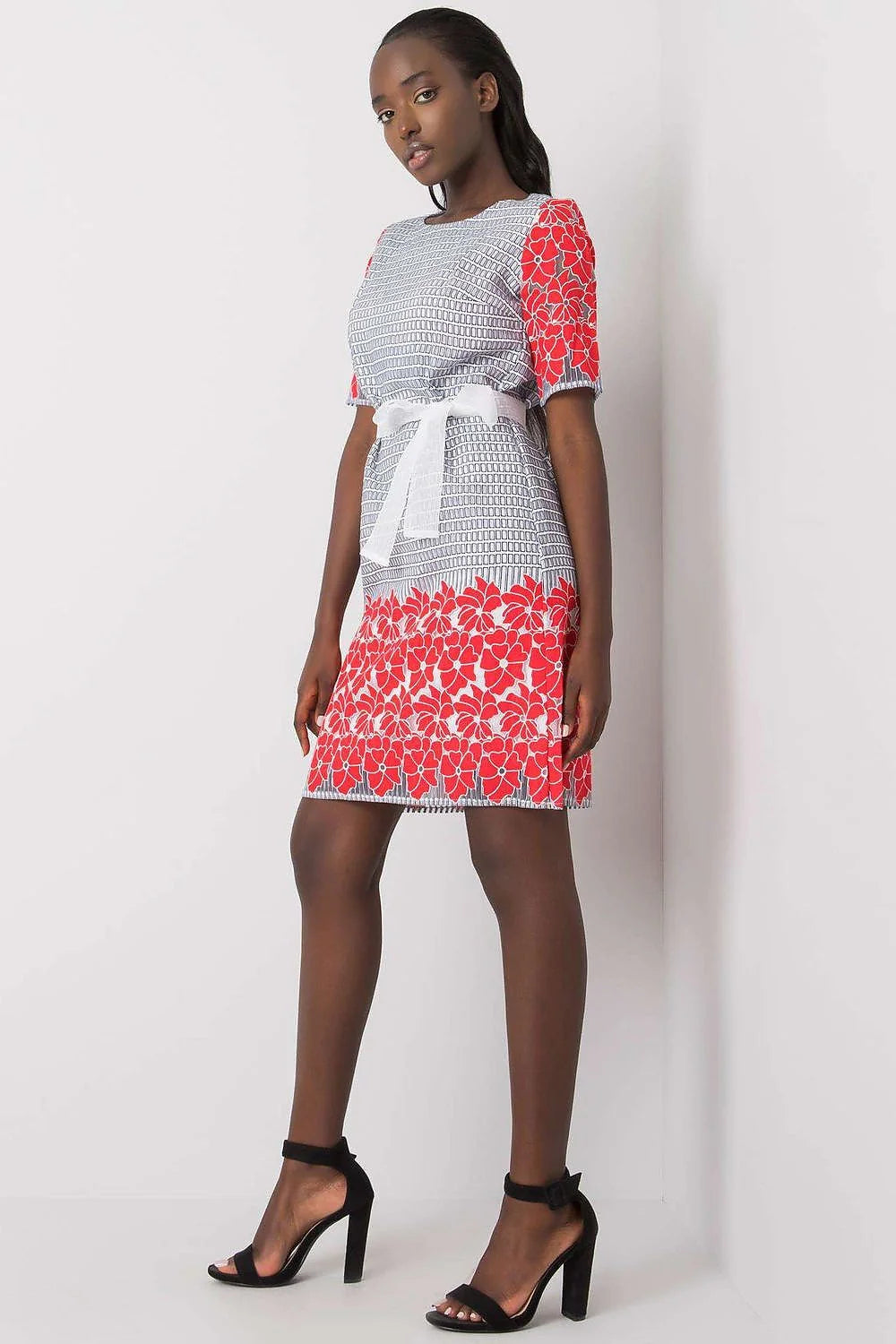 Robe féminine élégante longueur genou motif géométrique floral rouge blanc ceinture ajustable matériau léger femme