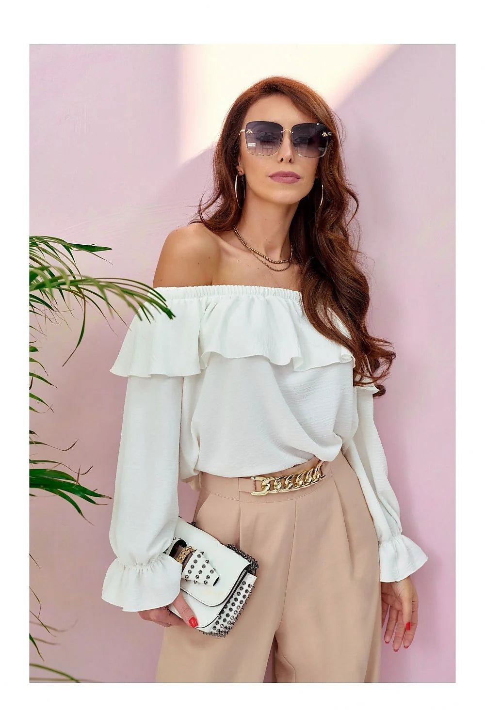 Chemisier Roco Fashion neckline Bardot épaules ouvertes manches volants pantalon taille haute beige chaîne dorée clutch blanc lunettes oversized bijoux dorés style casual-chic été femme