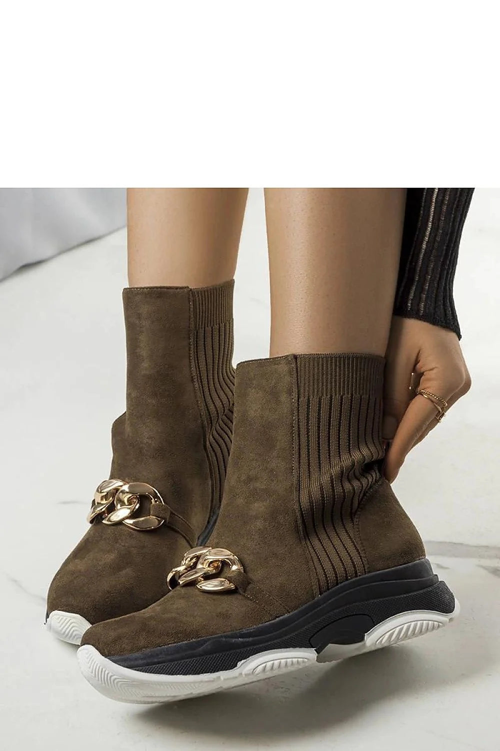 Bottines mode féminines élégantes montantes suède couleur olive brun ornement chaîne dorée confort sneakers automne hiver