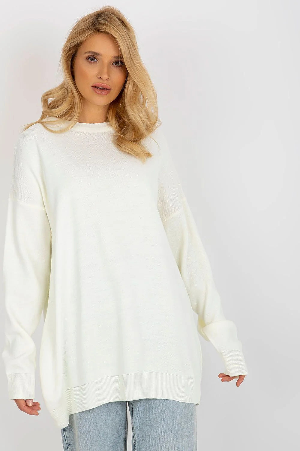 Pull-over ample pour femme design minimaliste blanc cassé tricot fin coupe large manches longues poignets côtelés encolure ronde ourlet côtelé