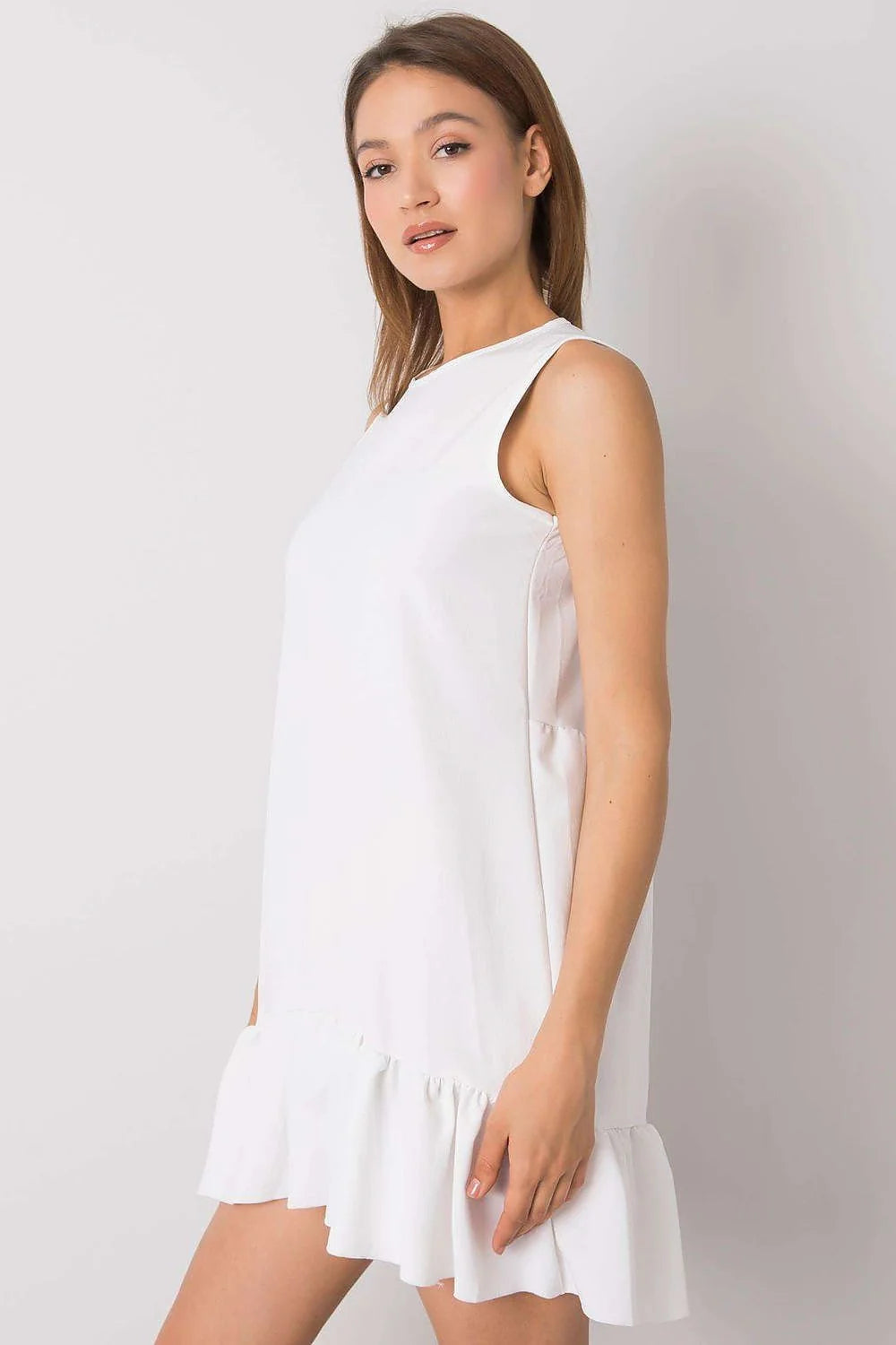 Robe sans manches blanche épurée pour femmes, coupe droite, ourlet volant, été, mariage, travail
