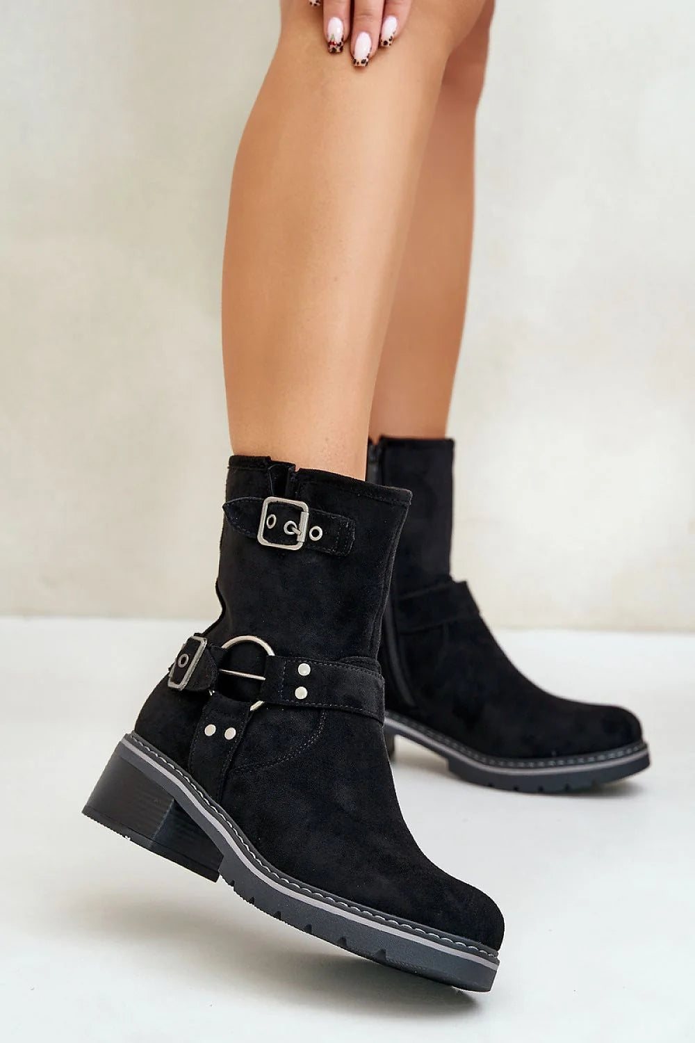bottines femme daim noir écolabellisé motard zippé talon 5cm carré semelle crantée épaisse boucles métal argenté rivets surpiqûres confort urbain