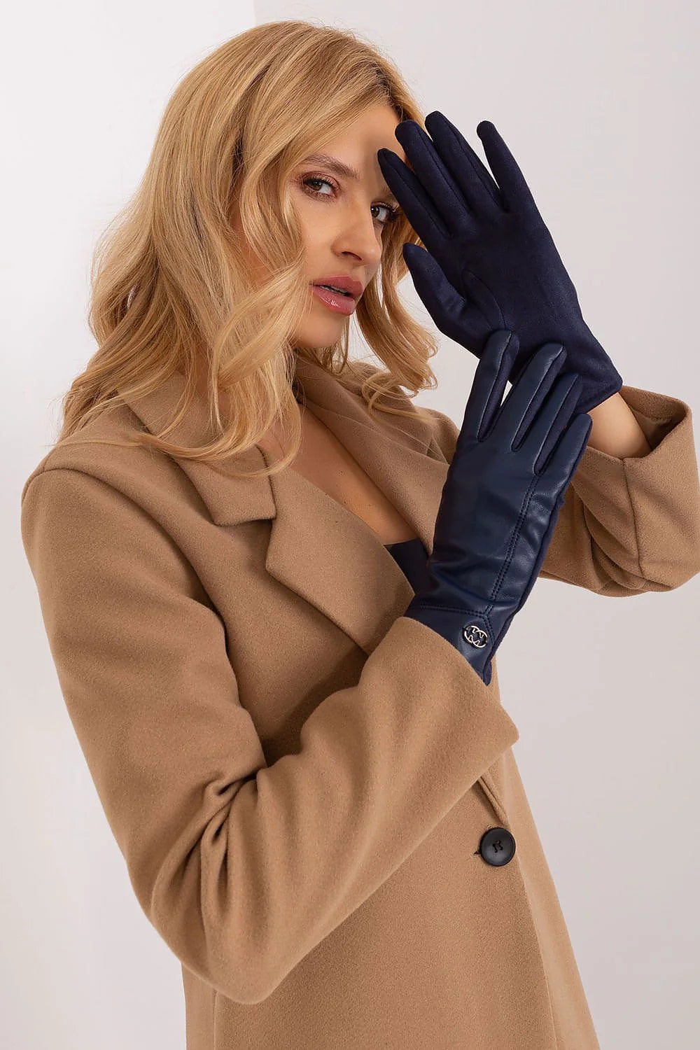 Gants élégants isolés pour femmes en cuir de haute qualité bleu marine profond coupe ajustée design classique logo métallique