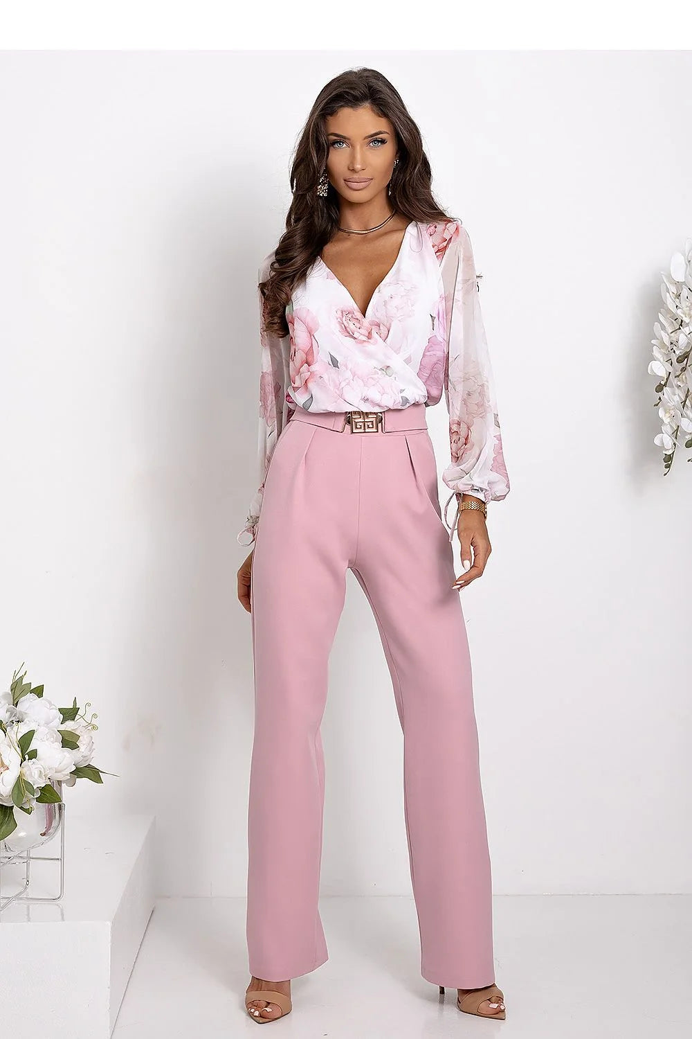 ensemble féminin élégant blouse cachecoeur colV manches bouffantes mousseline impriméfloral pantalon haute droit long rose pastel ceinture dorée