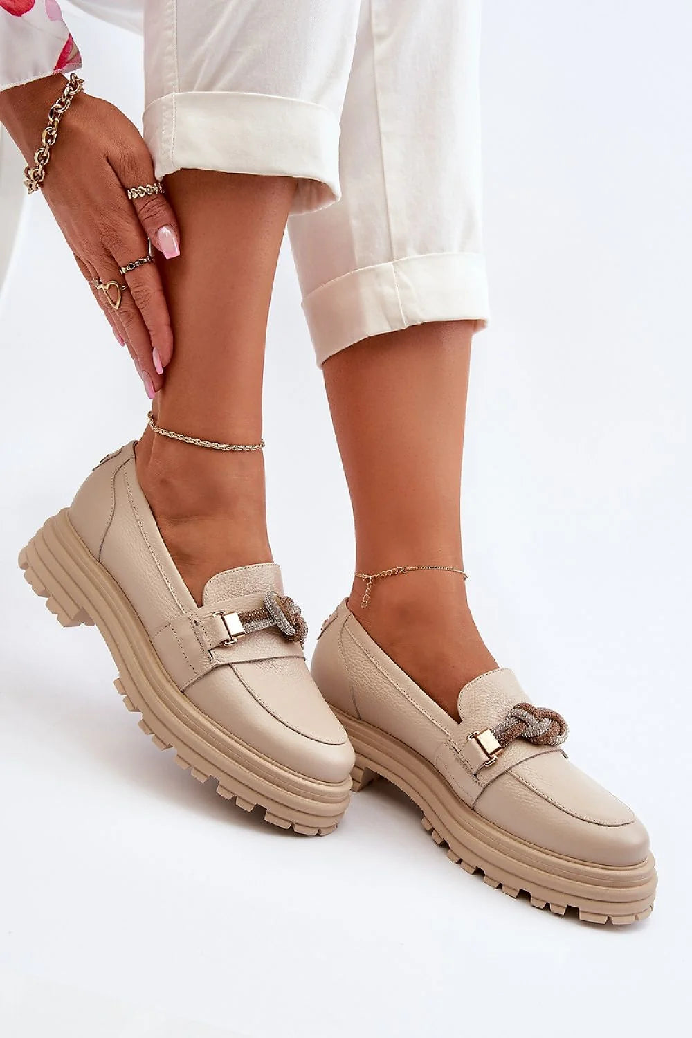 mocassins cuir naturel beige grainé bout arrondi slipon plateforme semelle crantée robuste confortable intérieure rembourrée bijou métallique doré