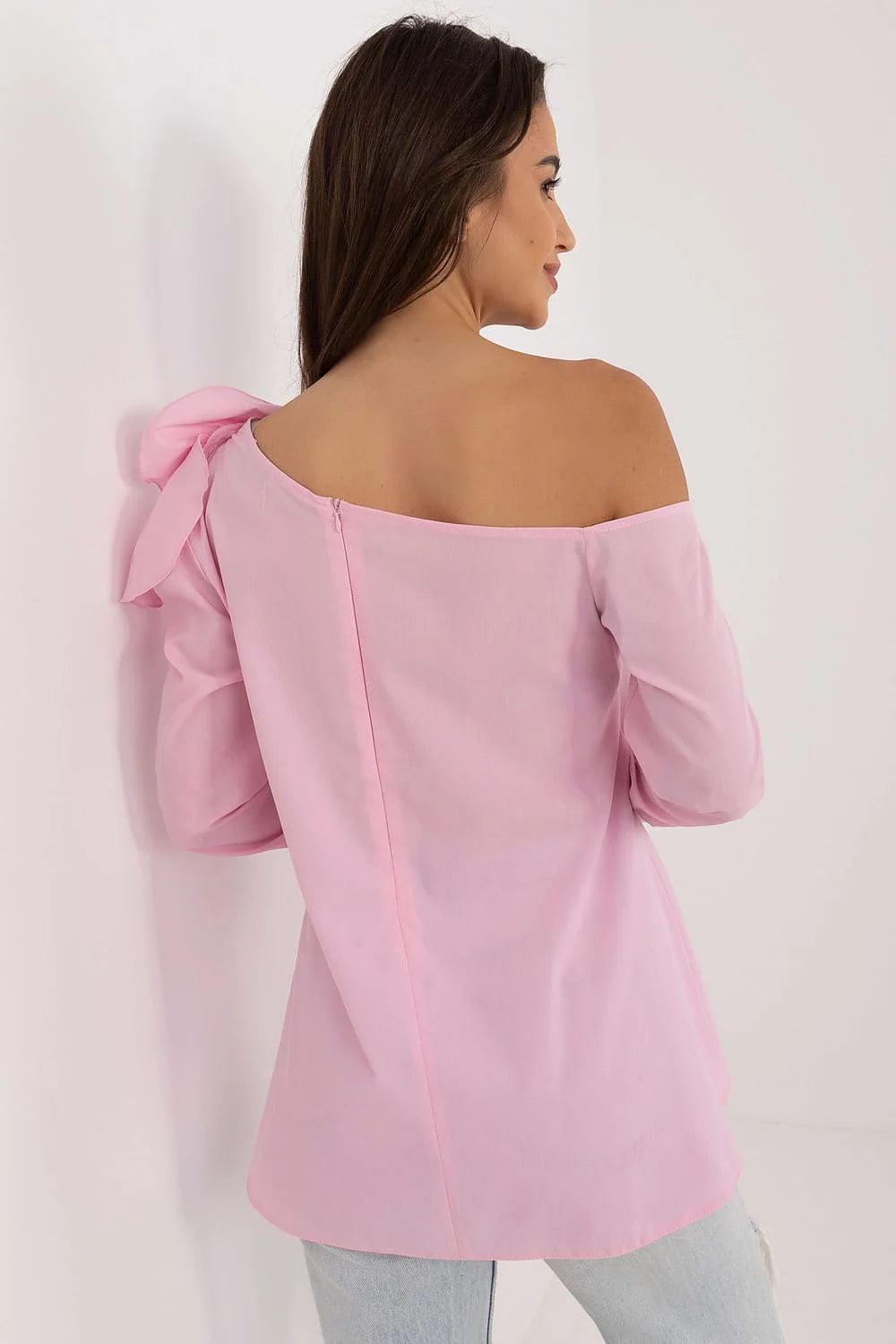 Blouse féminine asymétrique en tissu fleuri rose pâle manches longues épaule découverte fleur en relief coton doux occasion romantique moderne