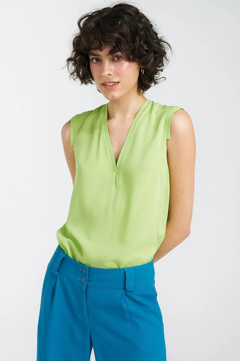 chemisier Nife viscose doux fluide léger soyeux vert citron vif coupe droite décontractée encolure V profonde ourlet arrondi longueur hanches