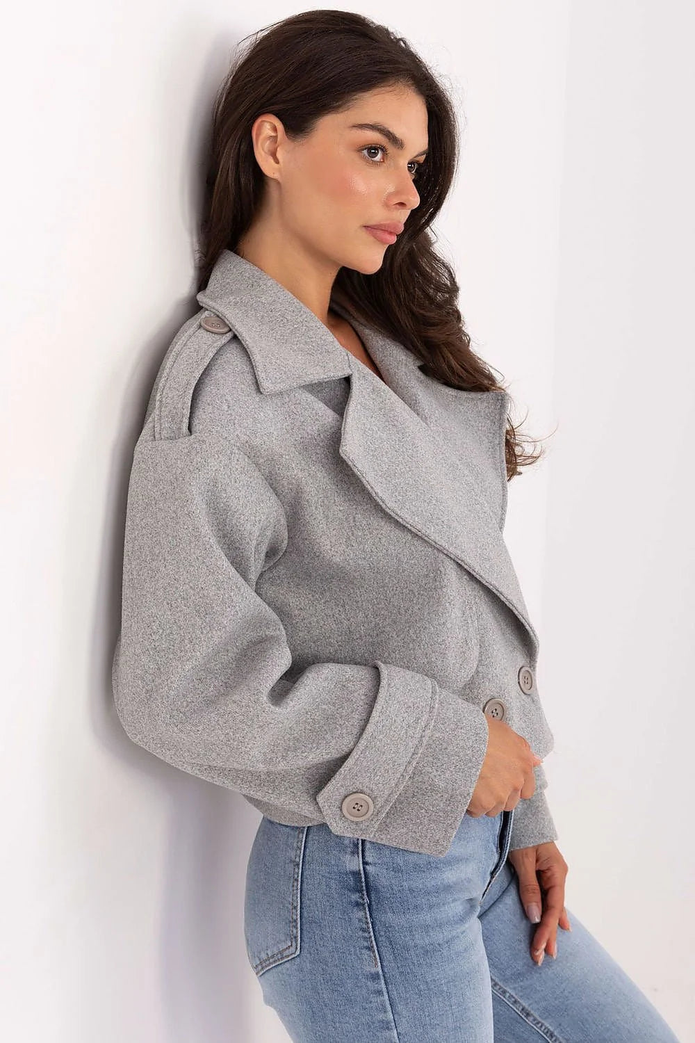 trench court femme double boutonnage cropped col tailleur oversize gris chiné épaules structurées épaulettes poches rabat manches longues