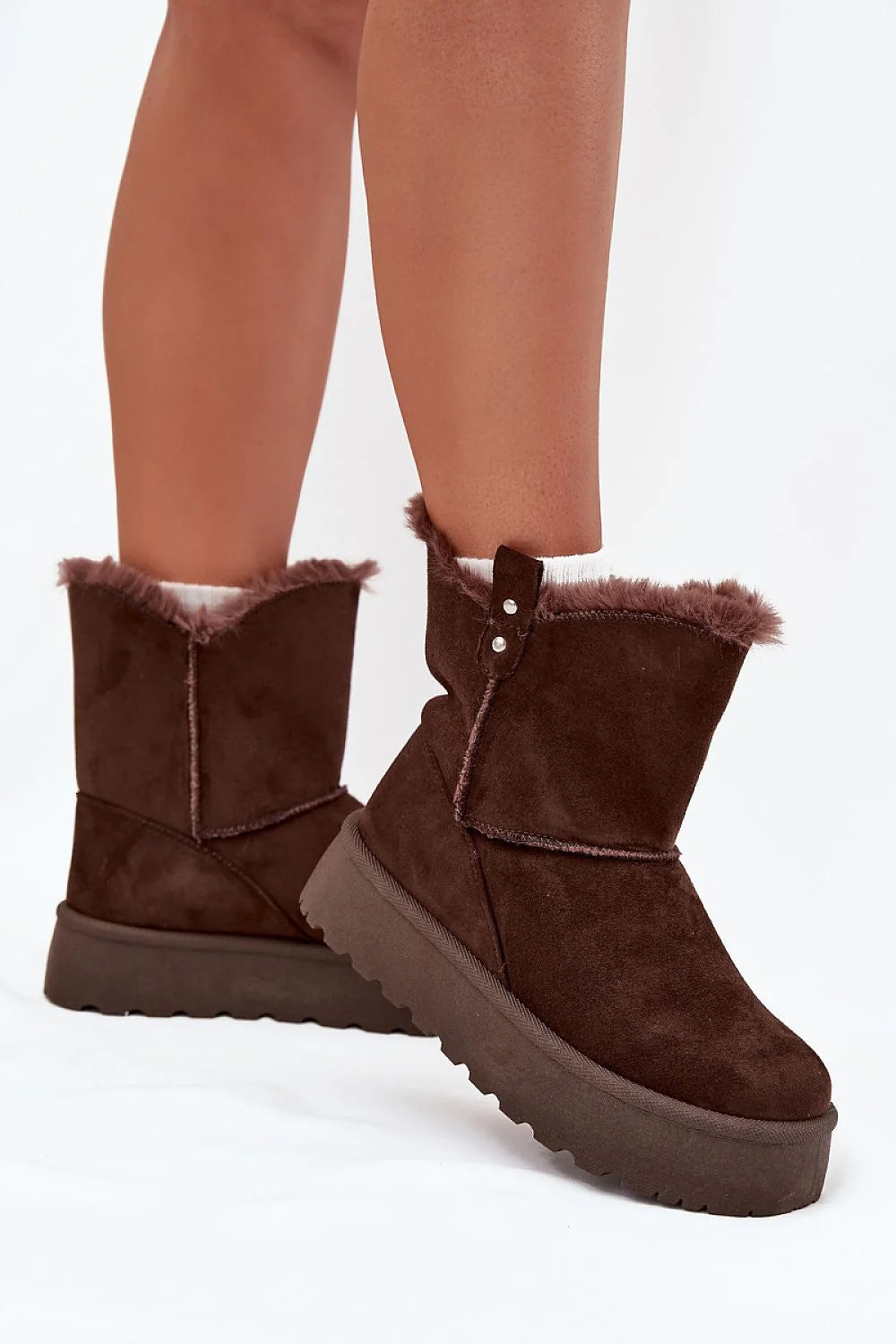 bottes hiver femme écosuède montantes plateforme crantée antidérapante fourrées doublure fourrure semelle confortable chaude marron bout rond rivets pullon élégantes