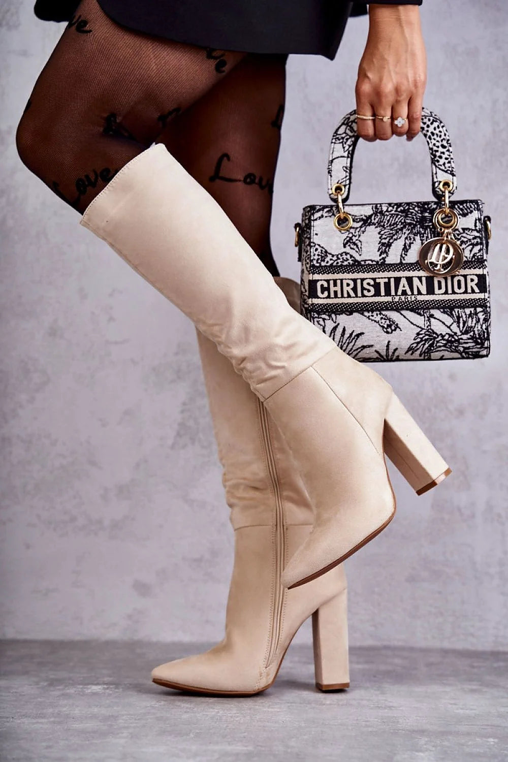 bottes hautes femme suédine écologique beige ajustée genou bout pointu talon épais rectangulaire fermeture zippée doublure confortable élégante