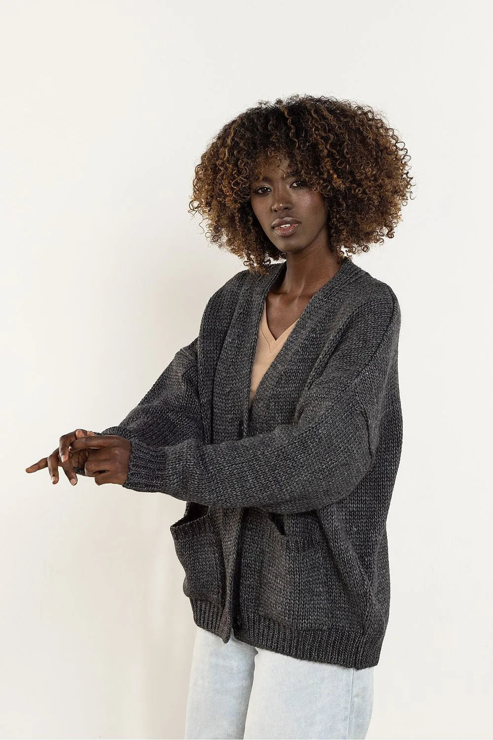 cardigan femme oversize maille grosse gris anthracite longue col V épaules tombantes trois boutons poches plaquées côtelés poignets ourlet