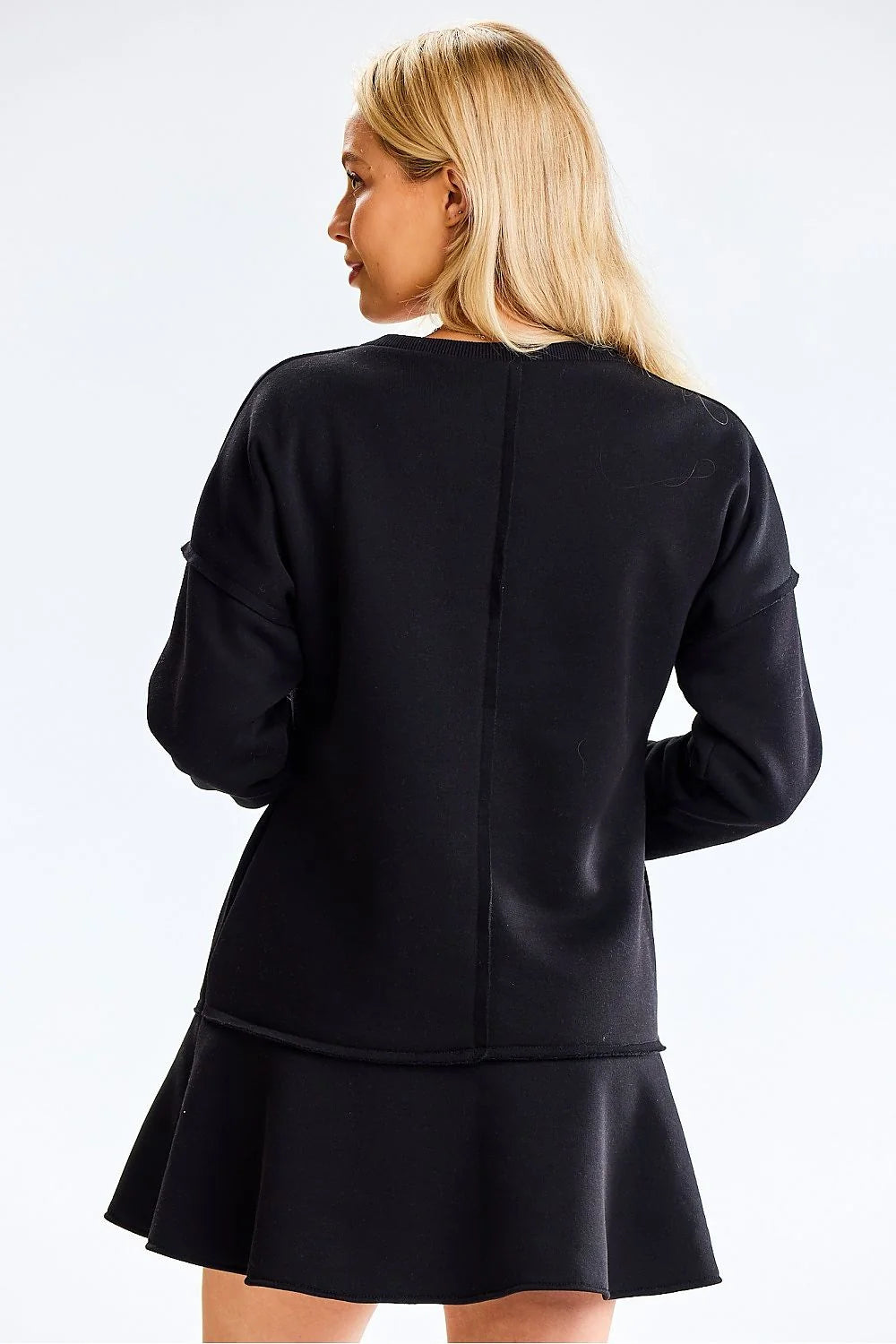 robe noire jour moderne epuree manches longues col rond coupe droite ample evasee volants ourlet poches laterales sweat pull molletonne
