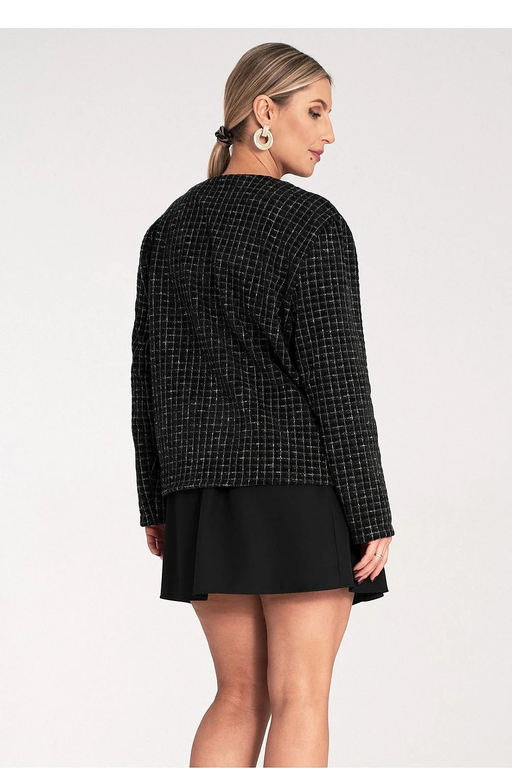 blazer femme élégante tweed noir carreaux subtils boutons argentés coupe droite manches longues encolure ronde poches plaquées texture bouclée