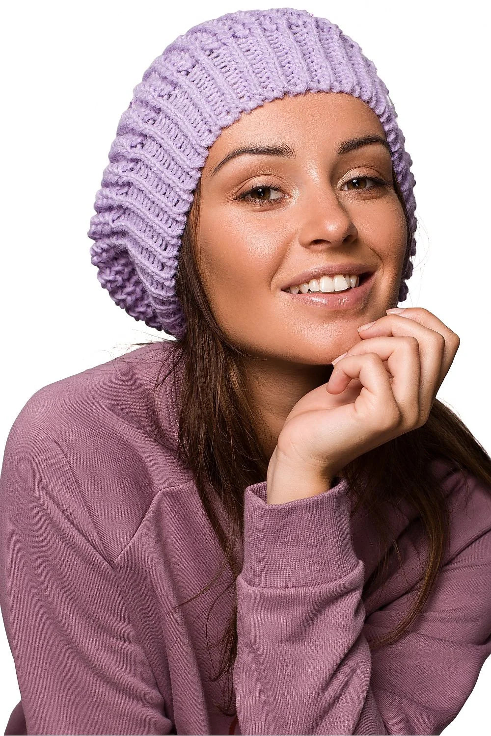Béret et pull tricotés laine acrylique style décontracté hiver élégant confortable femme moderne urbain