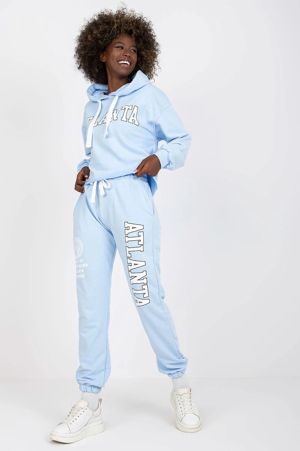 ensemble sportswear femme urbain athleisure molleton doux bleu ciel sweat capuche cordon blanc imprimé ATLANTA pantalon jogging fuselé