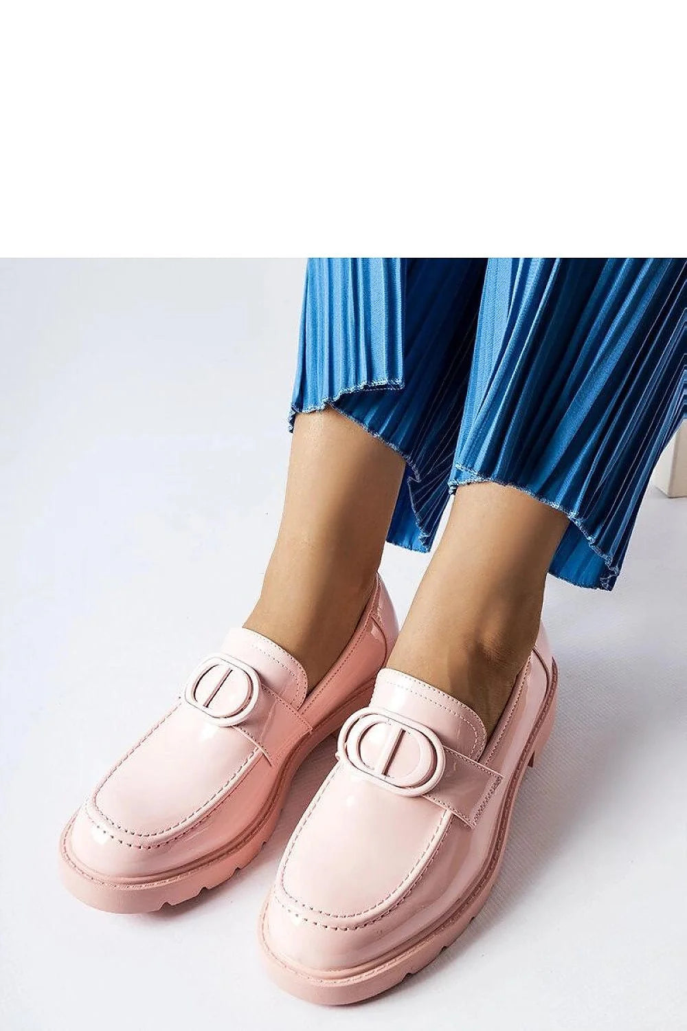 Mocassins femme cuir verni rose pâle bout rond semelle crantée boucle décorative Slip-On