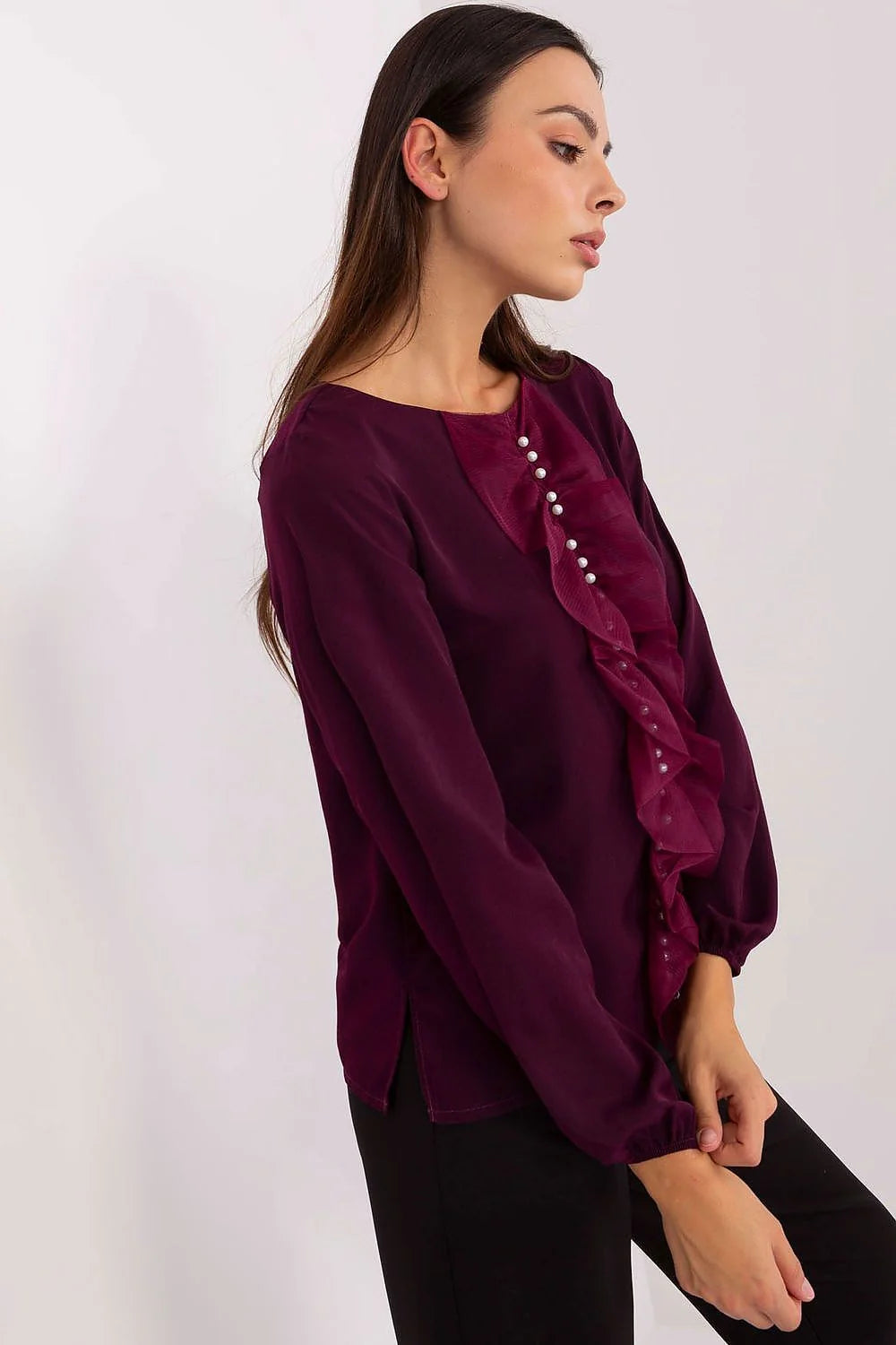 chemisier femme manches longues satinée bordeaux violine fluide coupe droite légèrement ample volants asymétriques plissés rangée perles nacrées poignets froncés