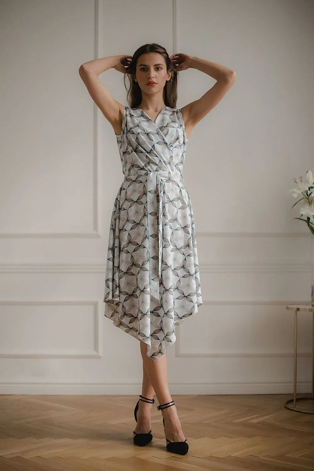 Robe cocktail noire polyester élégante décolleté en V sans manches ceinture pour soirées chics femmes