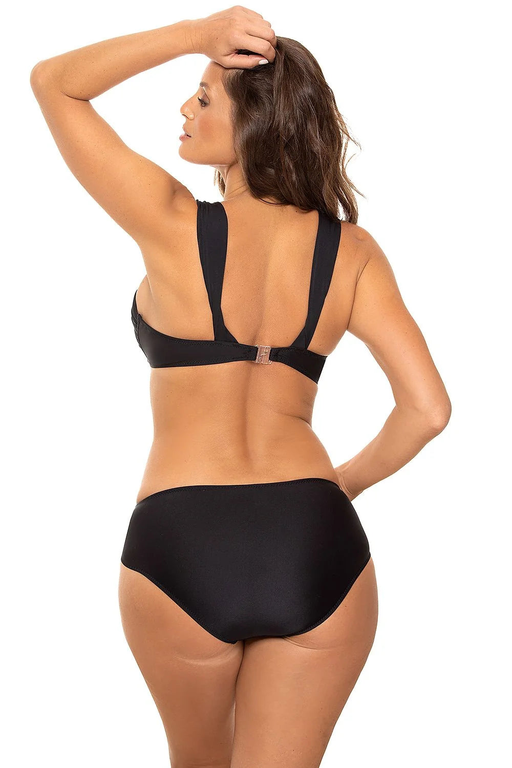 Bikini deux pièces noir lycra moderne élégant bonnets moulés bretelles larges détail métallique tendance plage