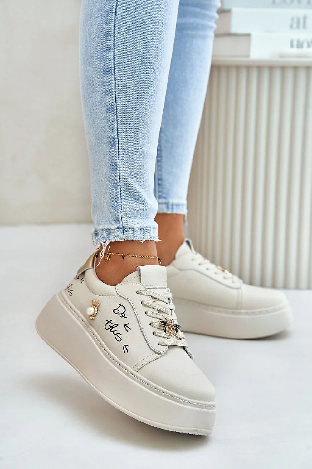 Chaussures de sport élégantes pour femmes en cuir naturel, design moderne, couleur blanc cassé, broche décorative, confortable, tendance, plateforme épaisse, style urbain