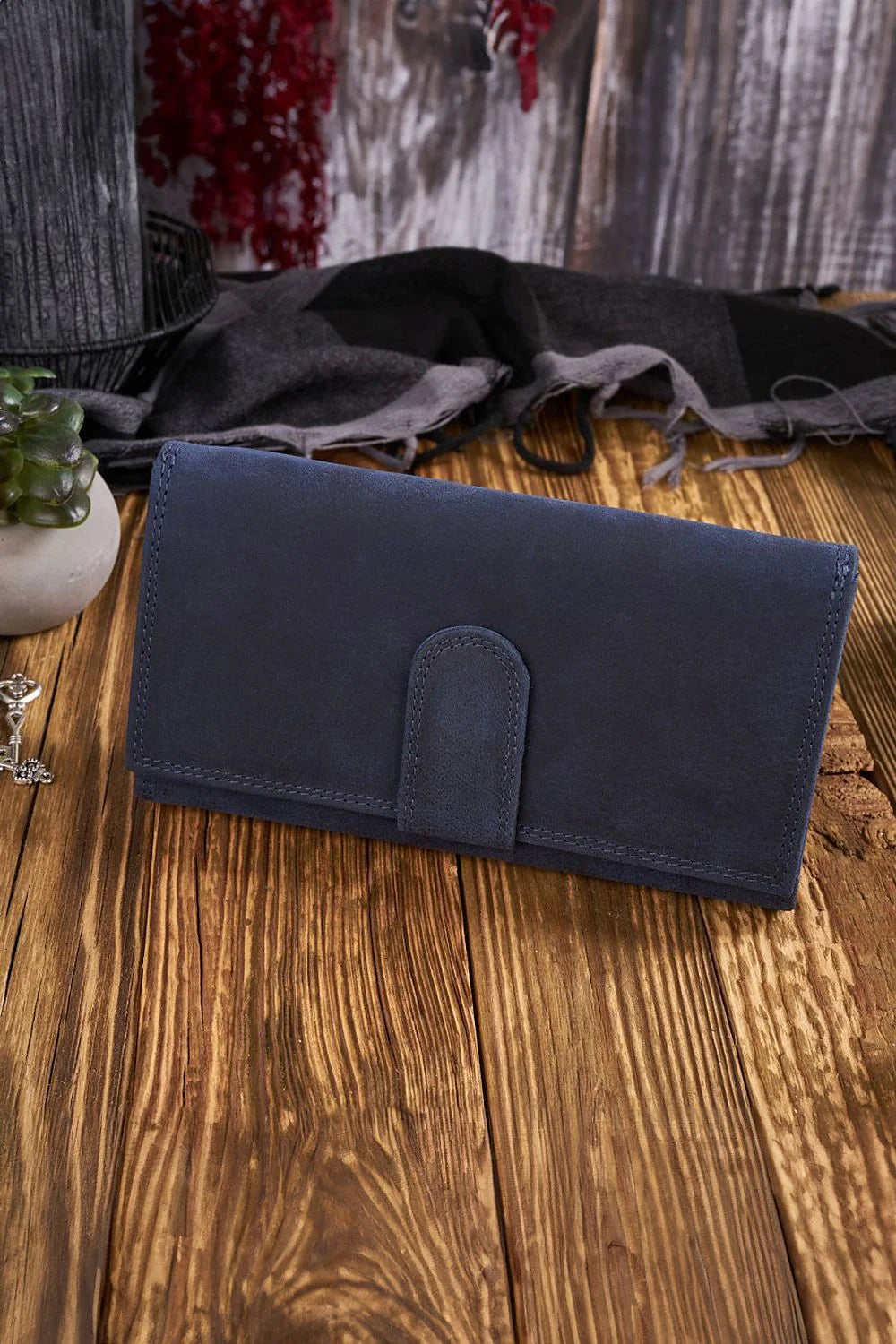 portefeuille femme vintage embossé floral bleu profond cuir sécurisé RFID compartiments multiples slim rabat zippé suédine nubuck élégant sophistiqué