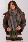 Écharpe design motifs géométriques longue franges vertes automne hiver poly résistant couleurs subtiles style moderne