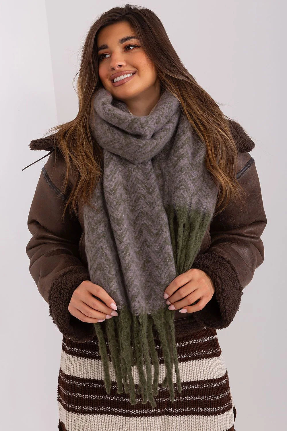 Écharpe design motifs géométriques longue franges vertes automne hiver poly résistant couleurs subtiles style moderne