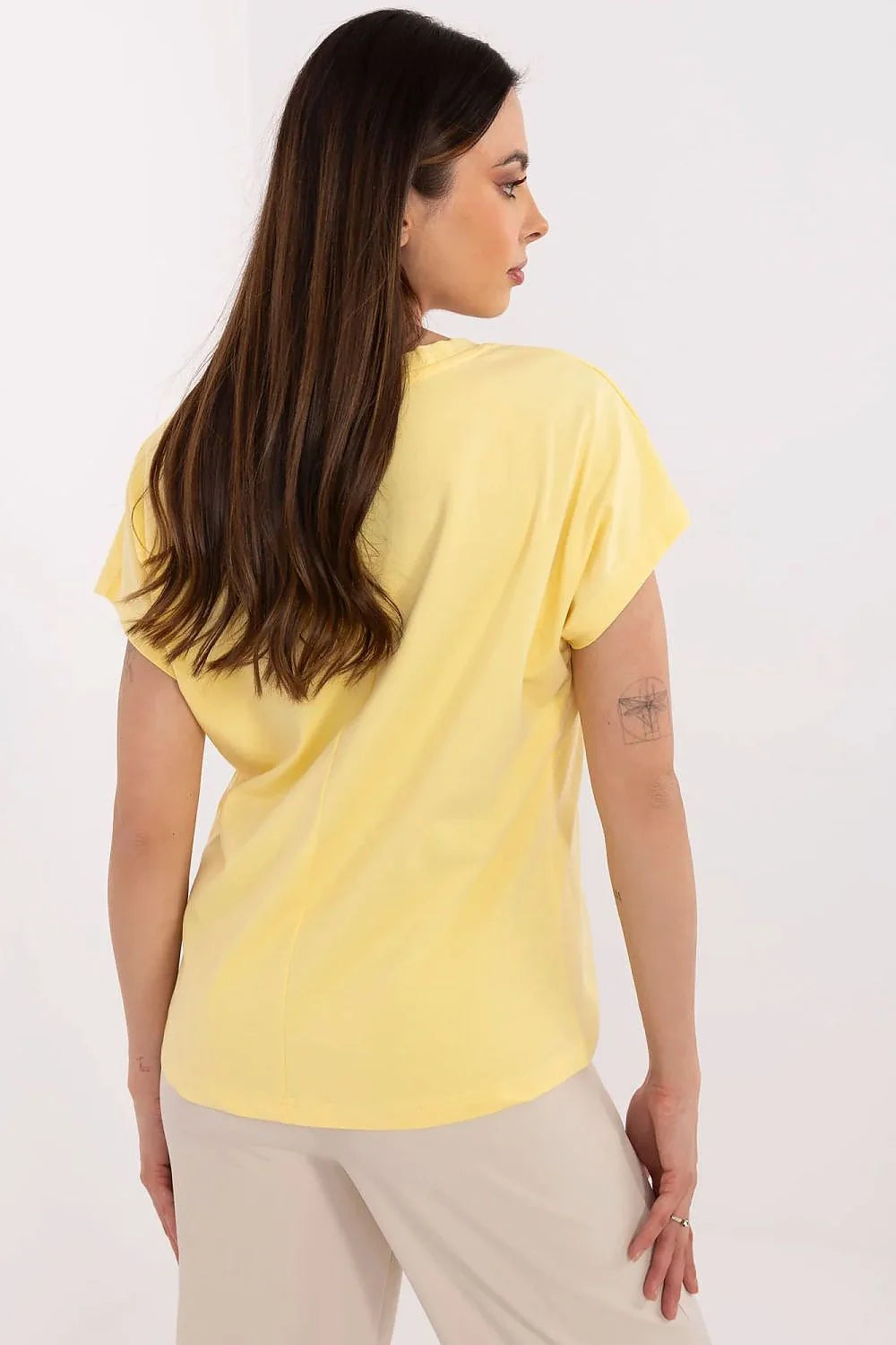 T-shirt femme message YOU DESERVE LOVE couleur jaune pâle coton élasthanne coupe ample manches courtes col V doré