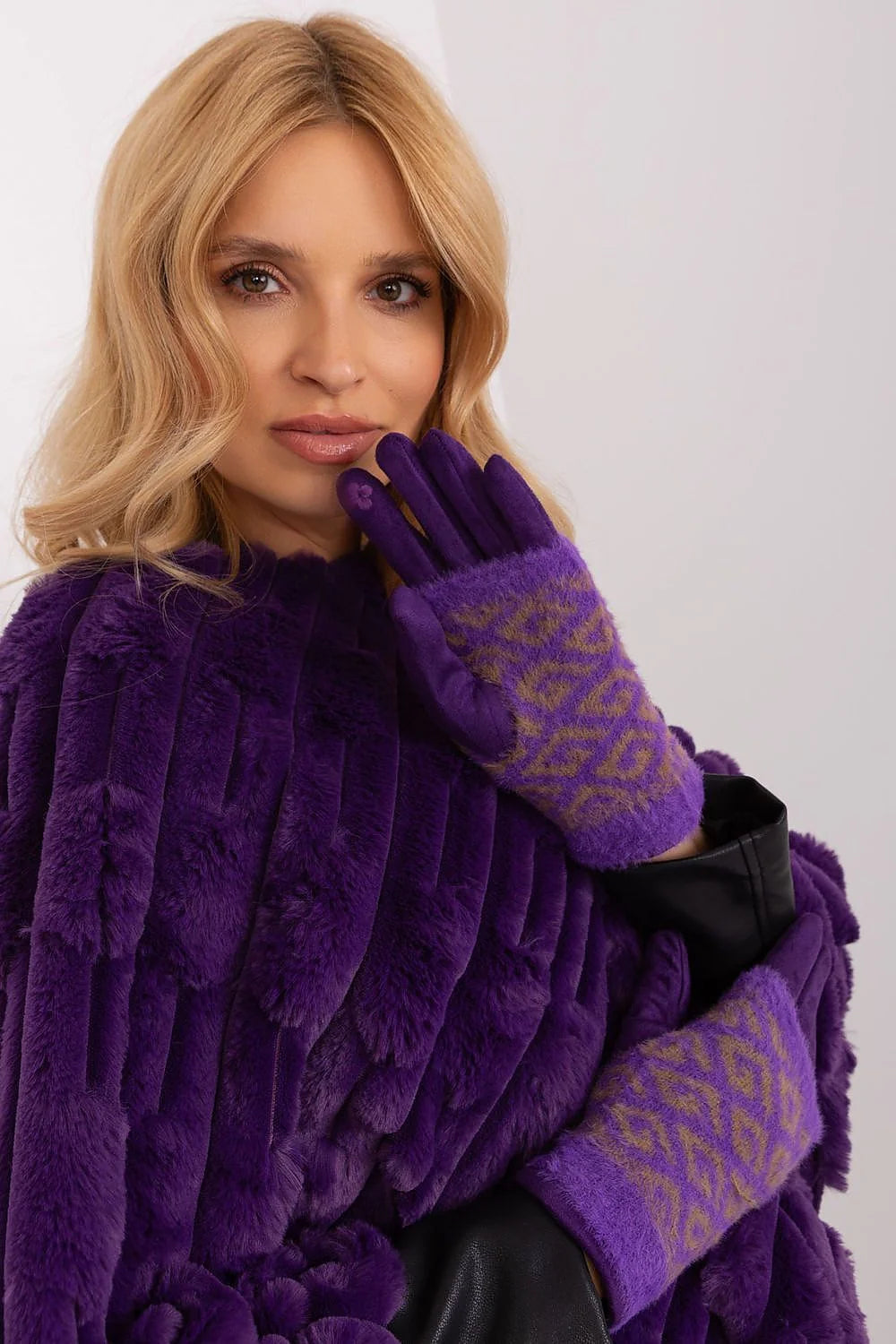 ensemble mode féminin manteau gants fourrure synthétique violet pourpre luxueux douillet ample élégant sophistiqué jacquard bordure suédine chaud