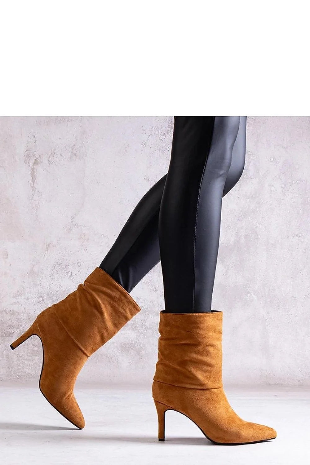 bottes talons stiletto camel suédé cognac mi mollet plissé slouch pointu élancé urbain chic rétro contemporain confortable polyvalent
