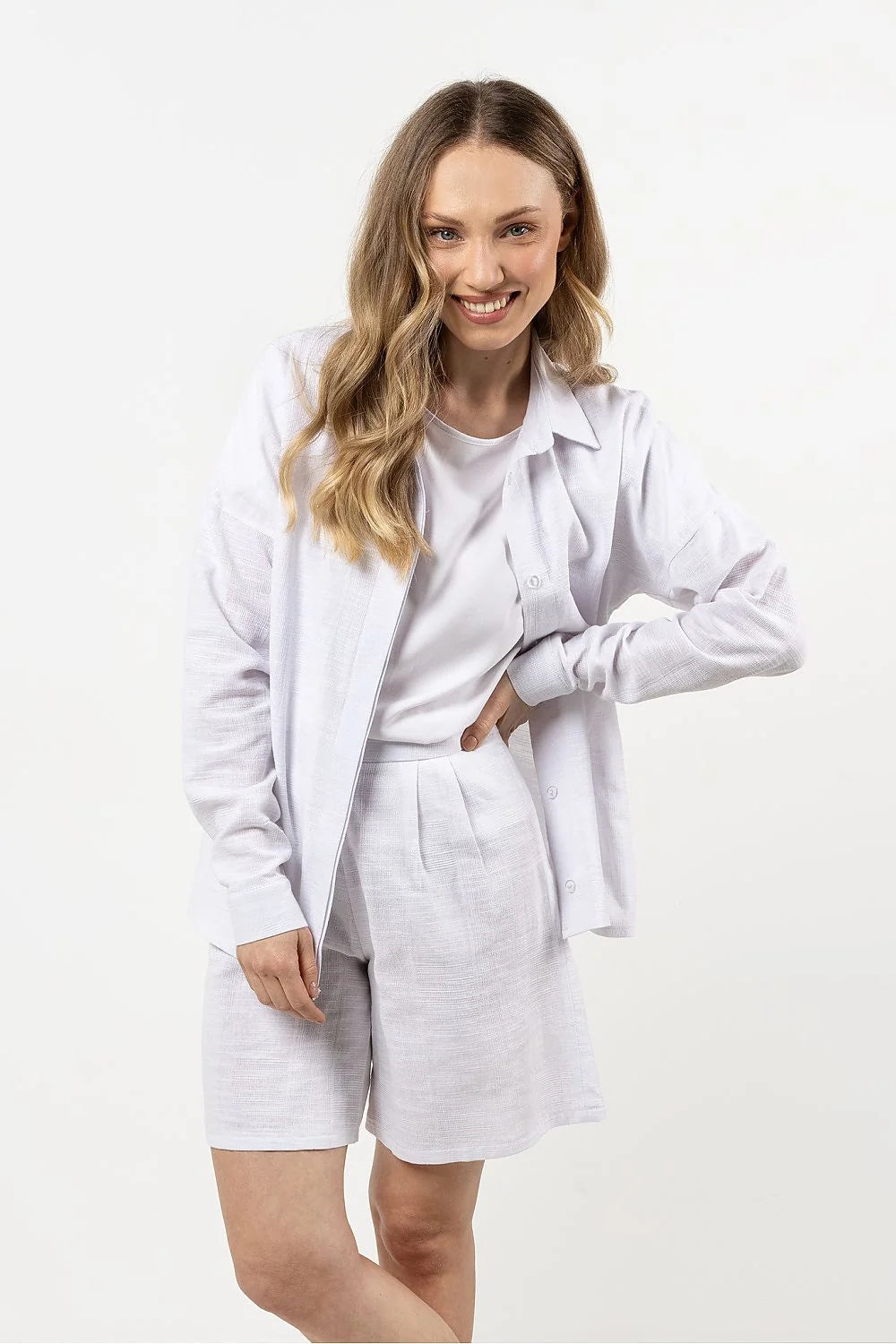 femme chemise longue manches coton blanc oversize coupe ample minimaliste col classique boutons cachés respirant légère confortable intemporelle élégante