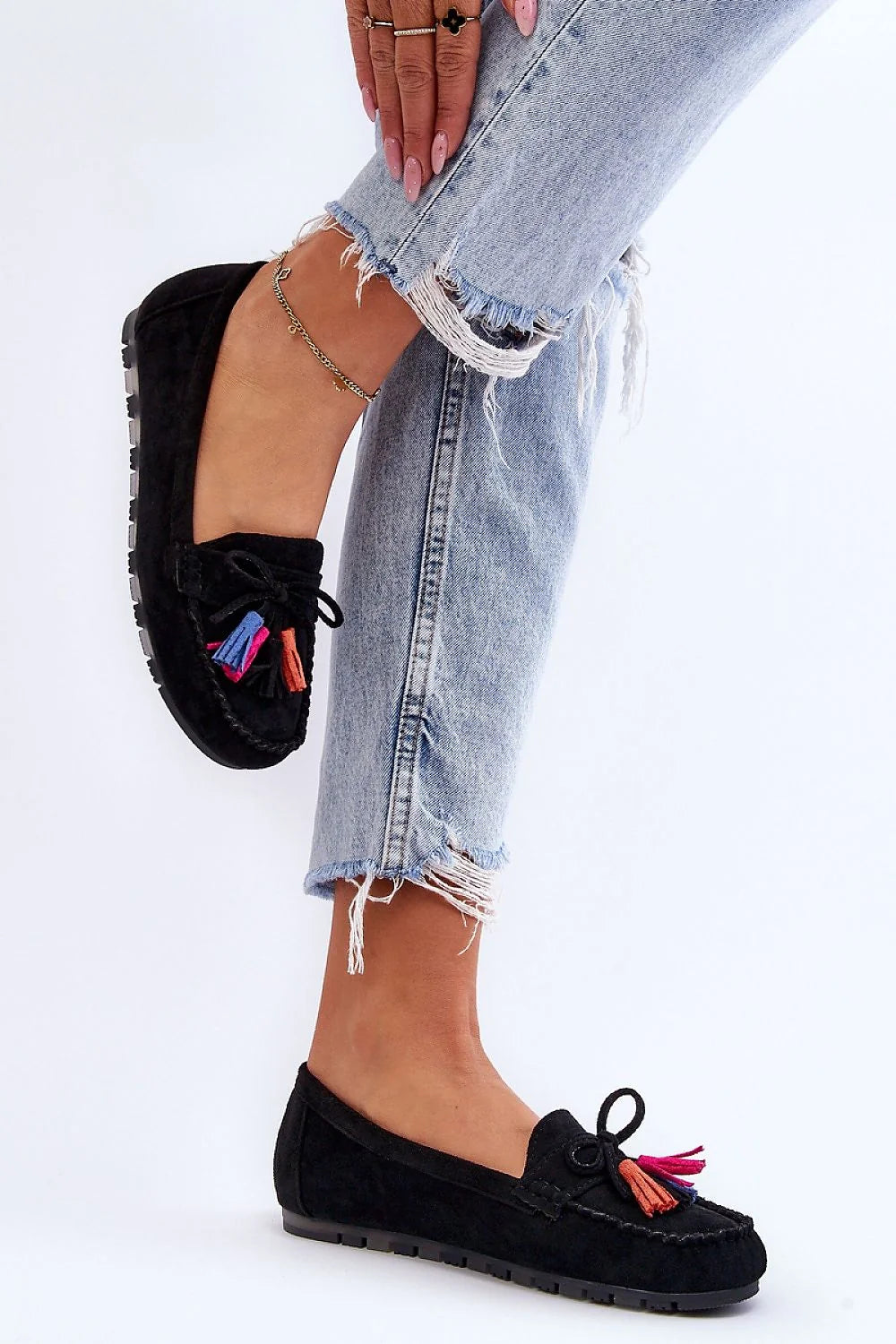 Moccasins pour femme élégants en éco-suède noir profond style casual-chic avec pompons multicolores et semelle plateforme 1 cm