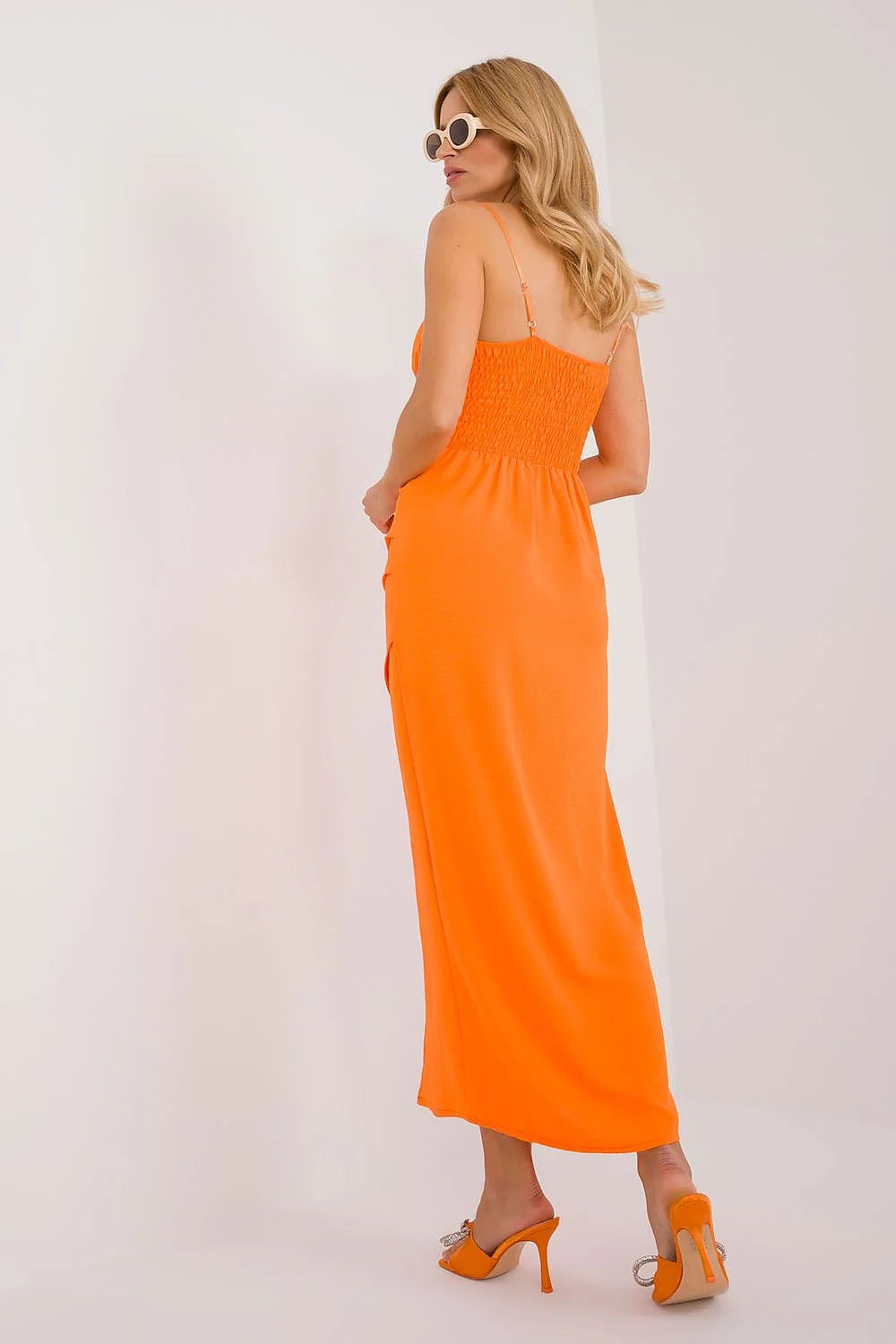 Robe de cocktail longue sans manches couleur orange vif silhouette ajustée fente frontale décoration florale Italy Moda