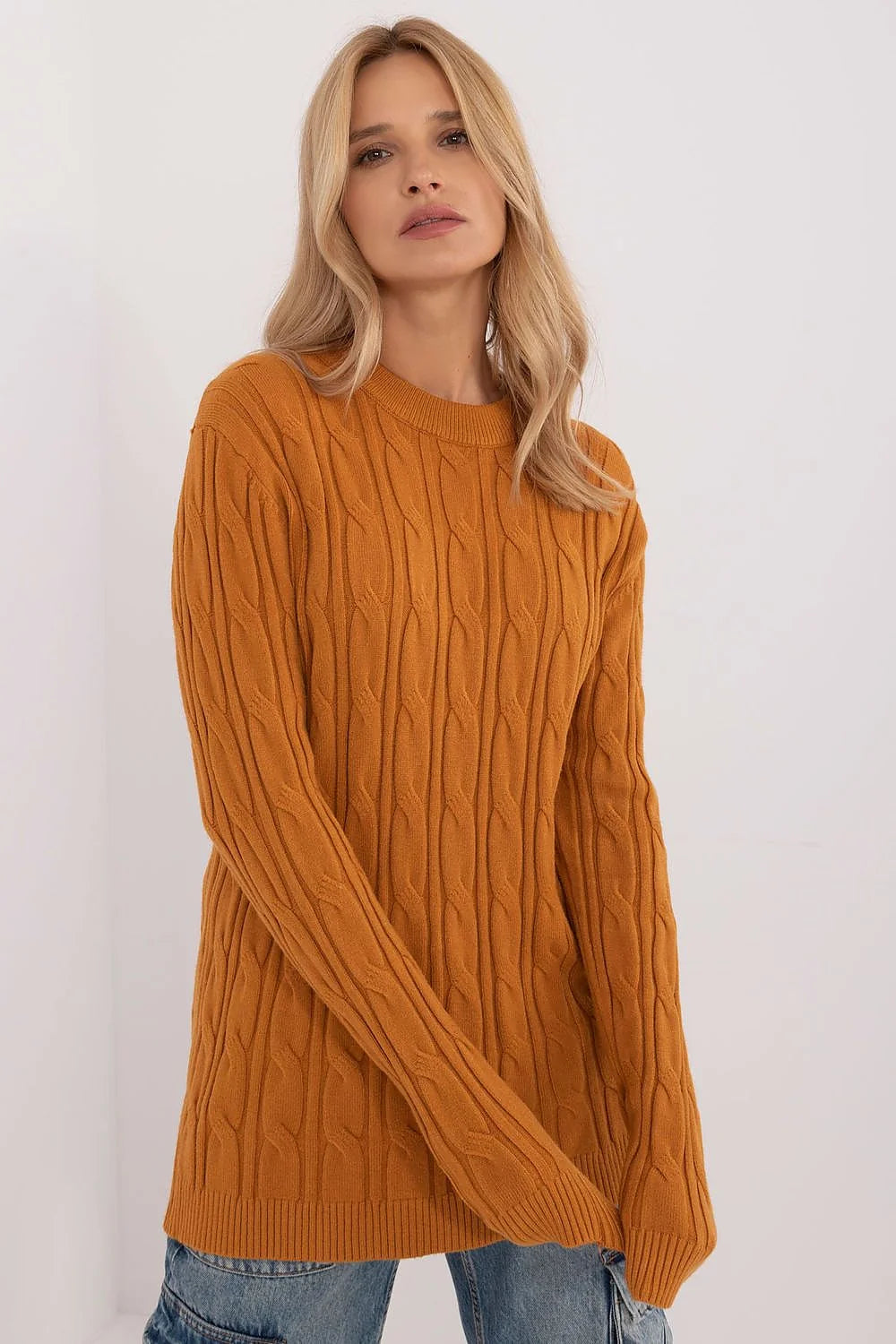 Chandail torsade femme en viscose nylon PBT col rond manches longues couleur moutarde coupe ample finitions bords-côte automne hiver