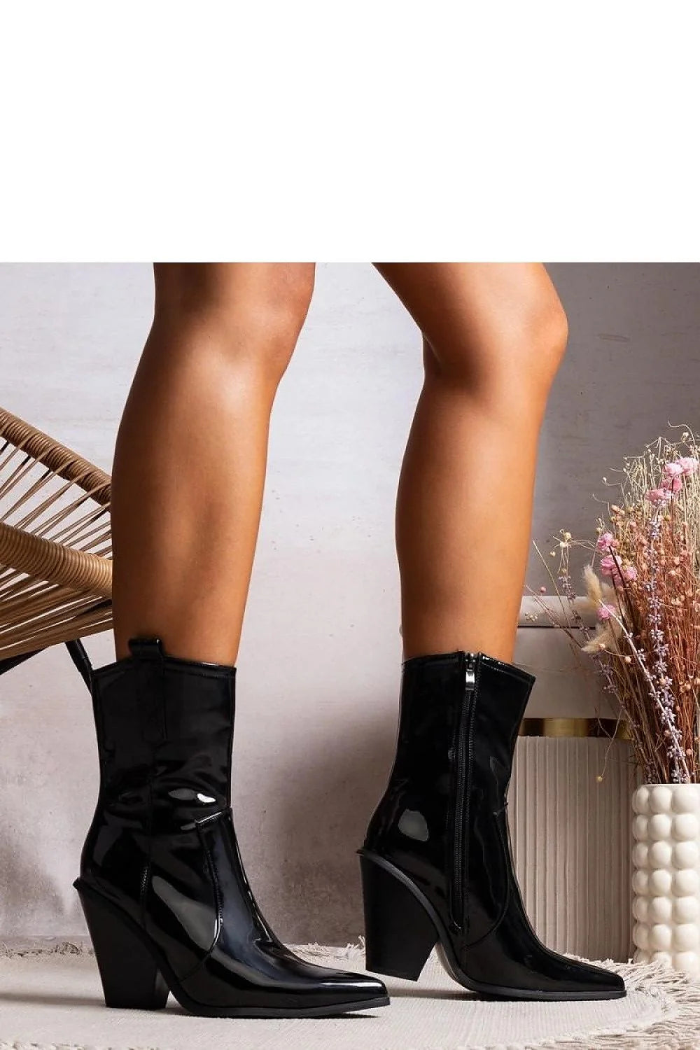 bottes vegan cuir verni noir mi mollet pointe aiguë talon cubain conique biseauté fermeture éclair latérale doublure fourrure synthétique confortable