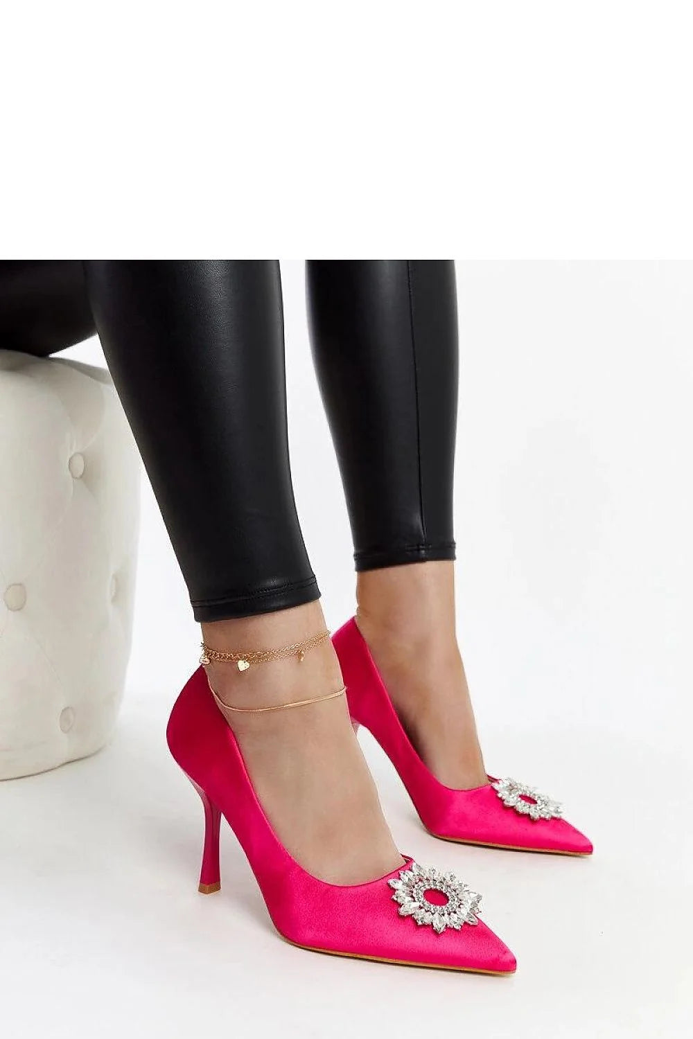 escarpins talons aiguilles bout pointu satin fuchsia broche bijou cristaux scintillants glamour sophistiqué silhouette élancée finition brillante polyvalents