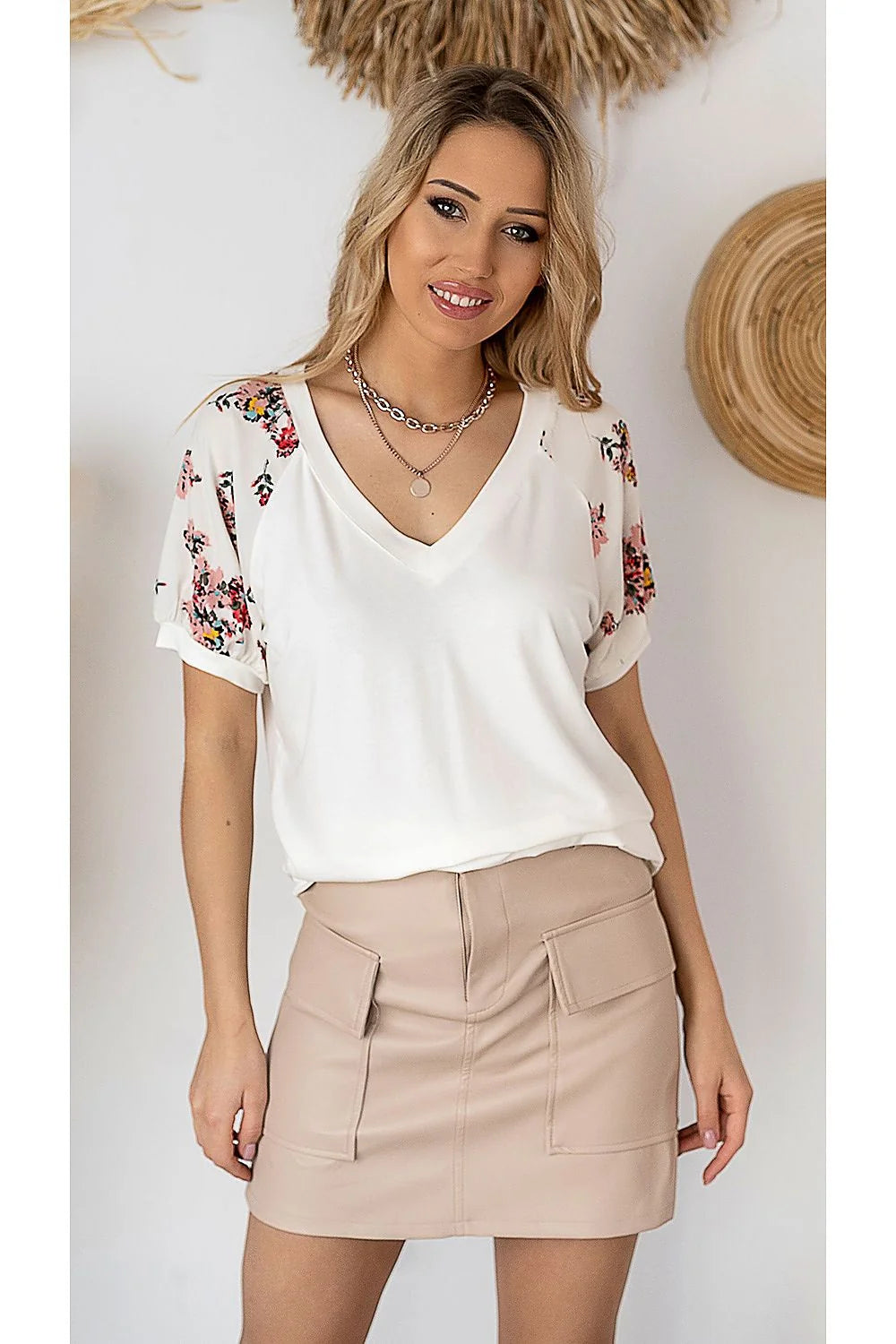 T-shirt coton décontracté bleu marine manches florales col V pour femmes modernes et élégantes