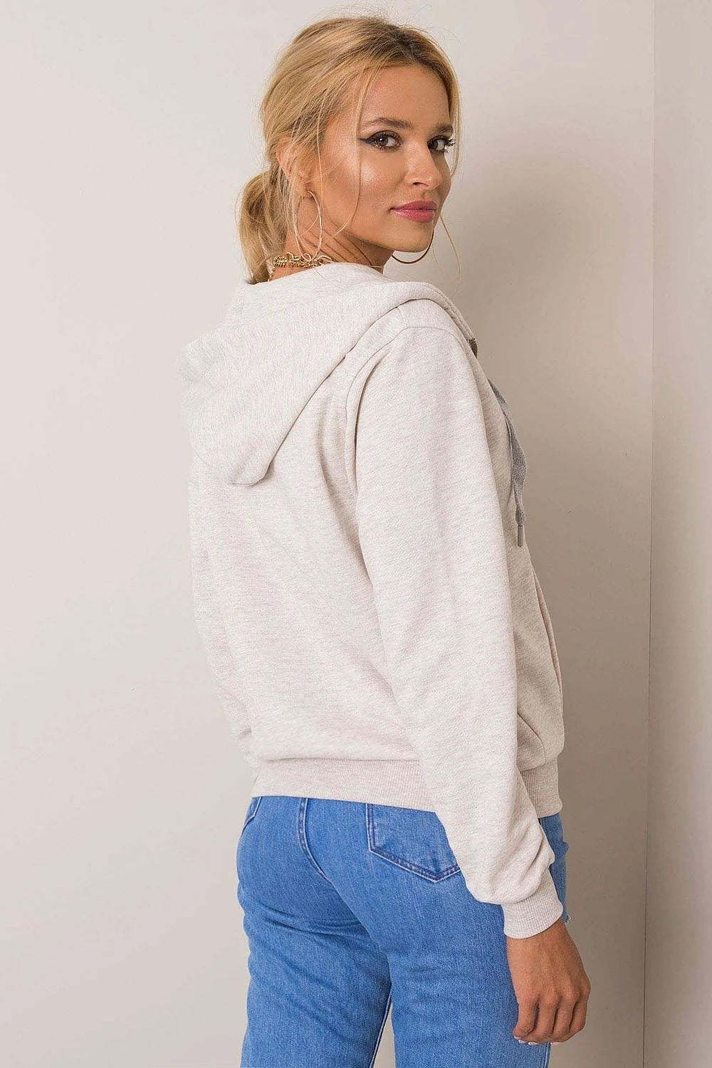 Sweatshirt à capuche en coton gris clair avec short en denim bleu, taille ajustable, femme, style casual, manches longues, poches kangourou, coupe droite, respirant, confortable, occasion quotidienne, été, vêtement décontracté
