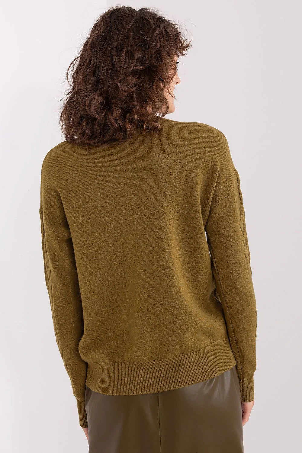 Pull femme maille torsadée motif câbles coupe ample épaules tombantes matériau doux texture visuelle intérressante
