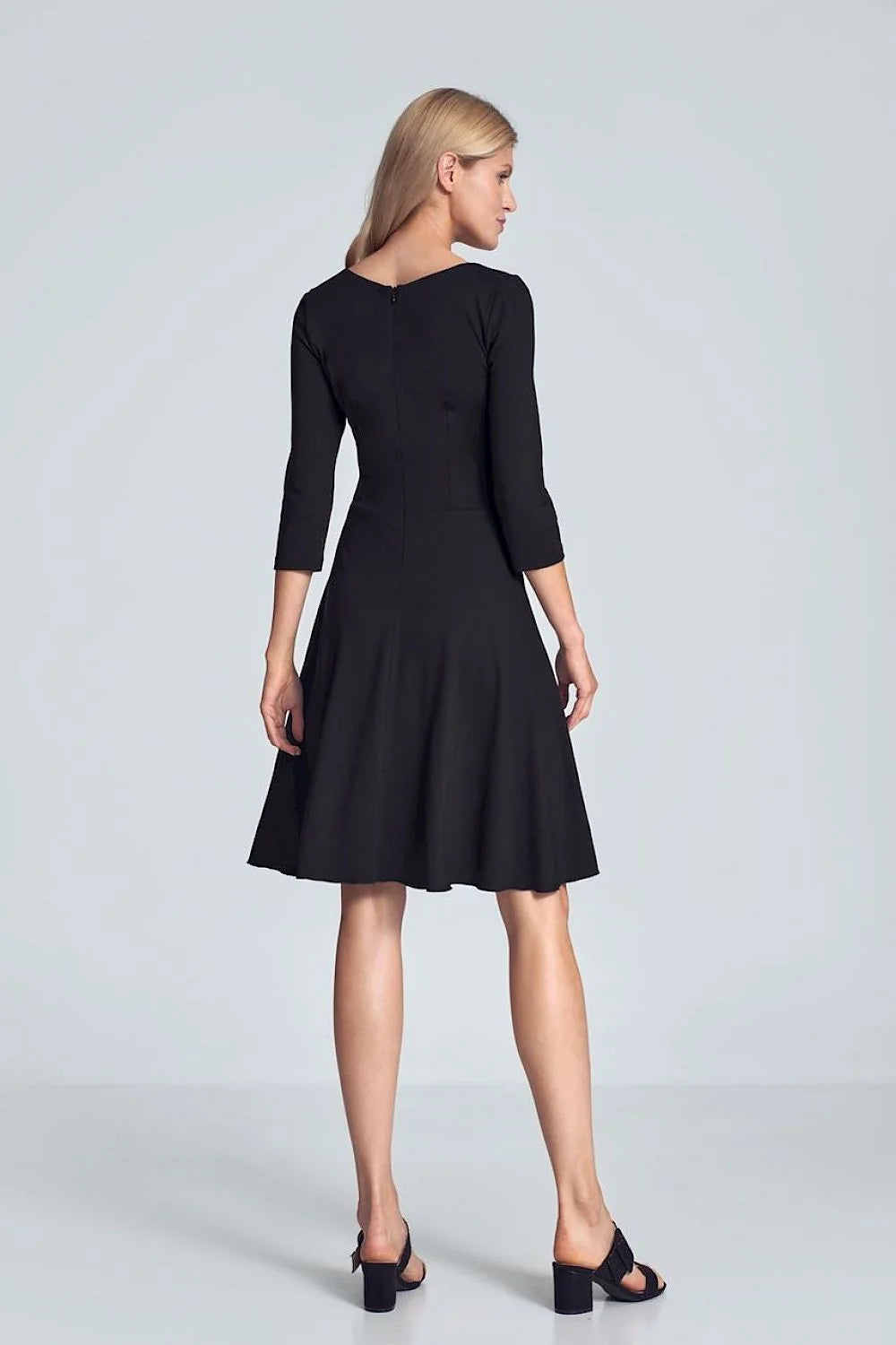 Robe de cocktail beige élégante col V manches 3/4 ajustée jupe évasée femme moderne