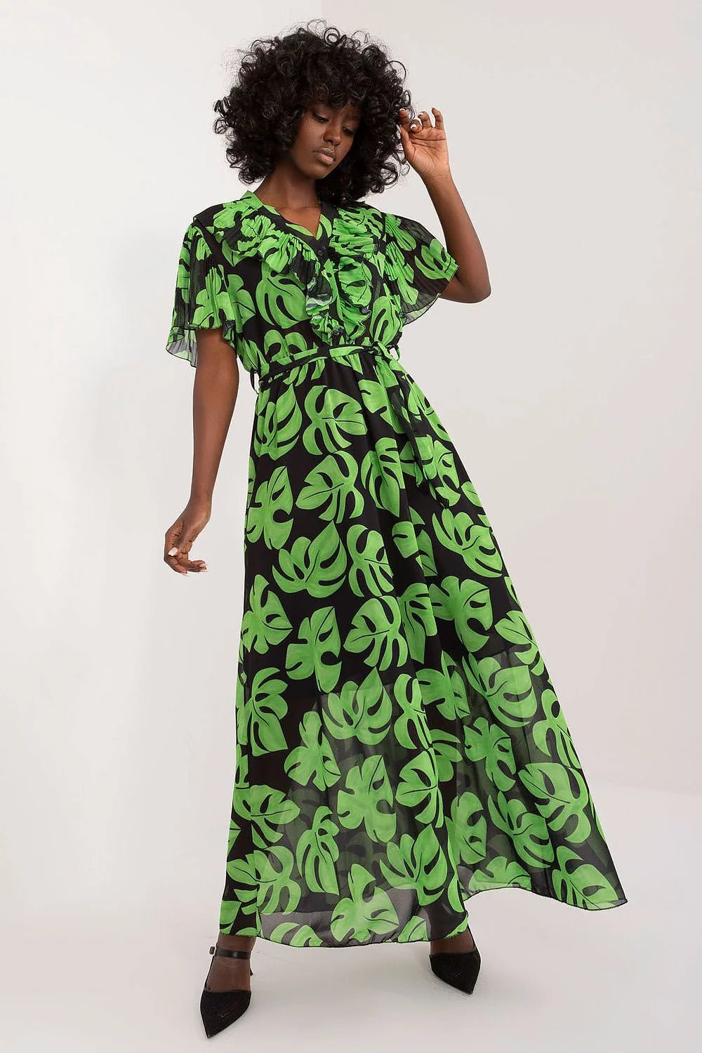 Robe de jour élégante longue motifs tropicaux vert vif noir manches courtes col V volants femme été