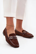 mocassin femme daim brun foncé bout carré bande décorative cuir chocolat mors métallique doré slipon talon bas semelle antidérapante confortable