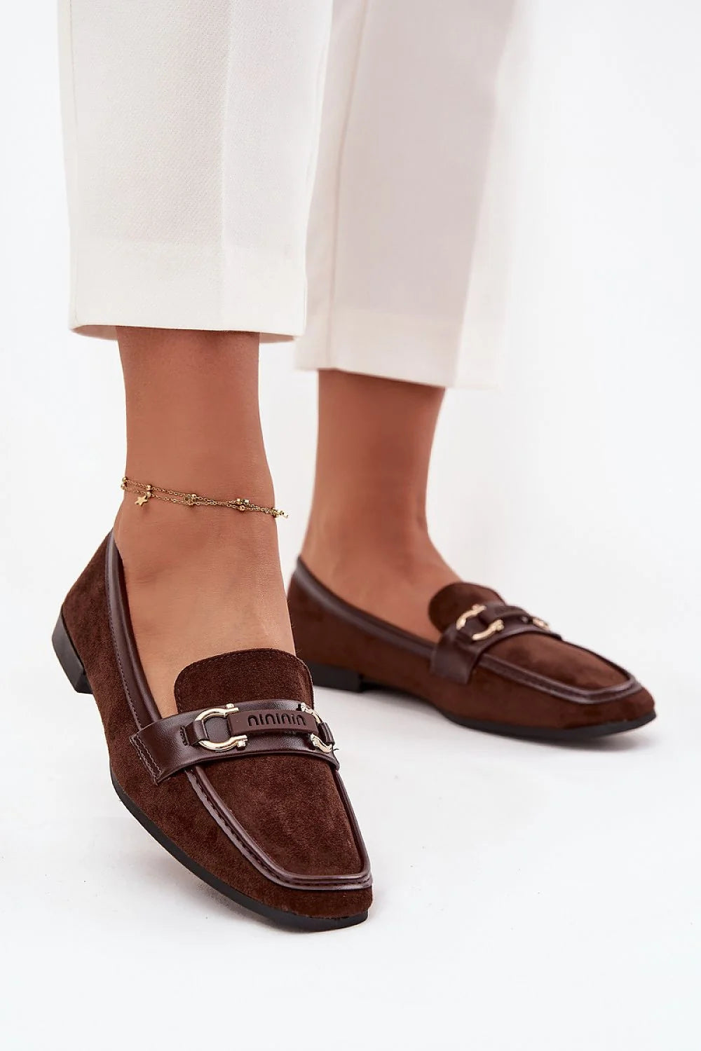 mocassin femme daim brun foncé bout carré bande décorative cuir chocolat mors métallique doré slipon talon bas semelle antidérapante confortable