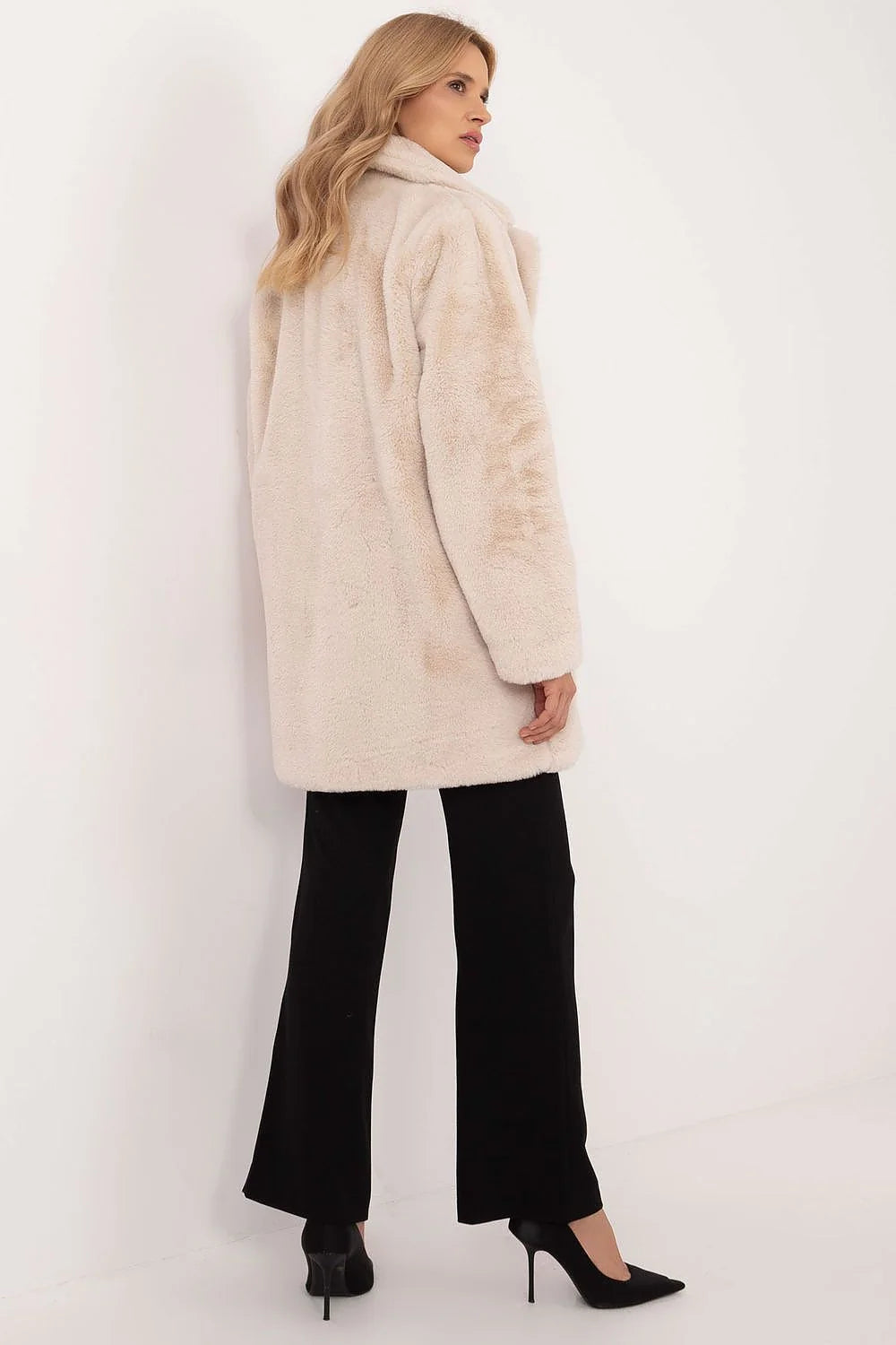 Manteau féminin en fausse fourrure élégant style moderne longueur mi-cuisse blanc crème occasion hiver automne travail soirée